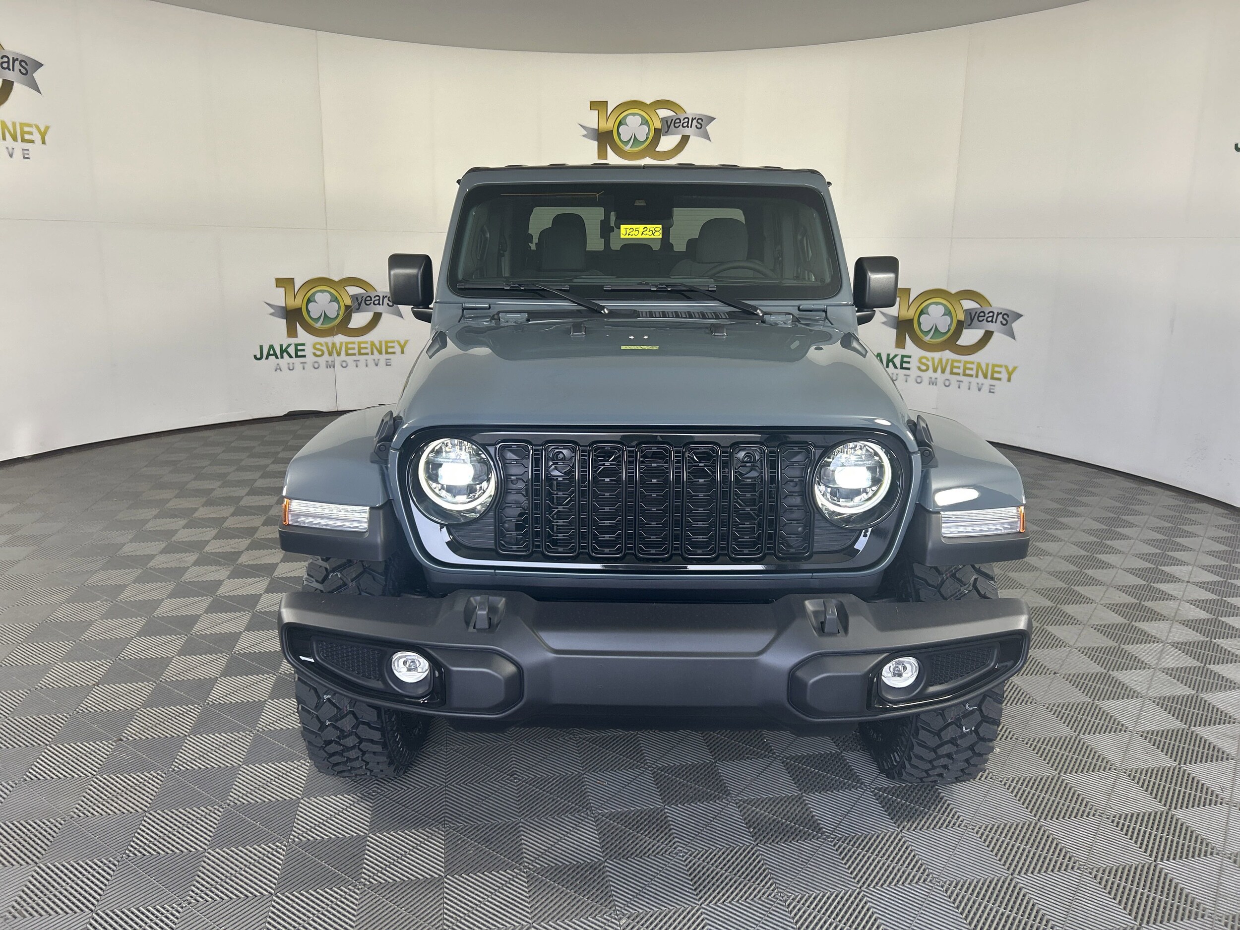2025 Jeep Gladiator Willys photo 2
