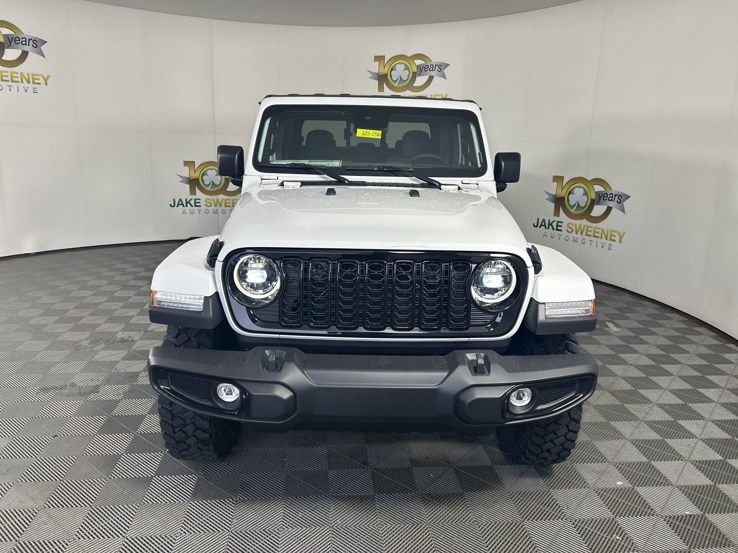 2025 Jeep Gladiator Willys photo 2