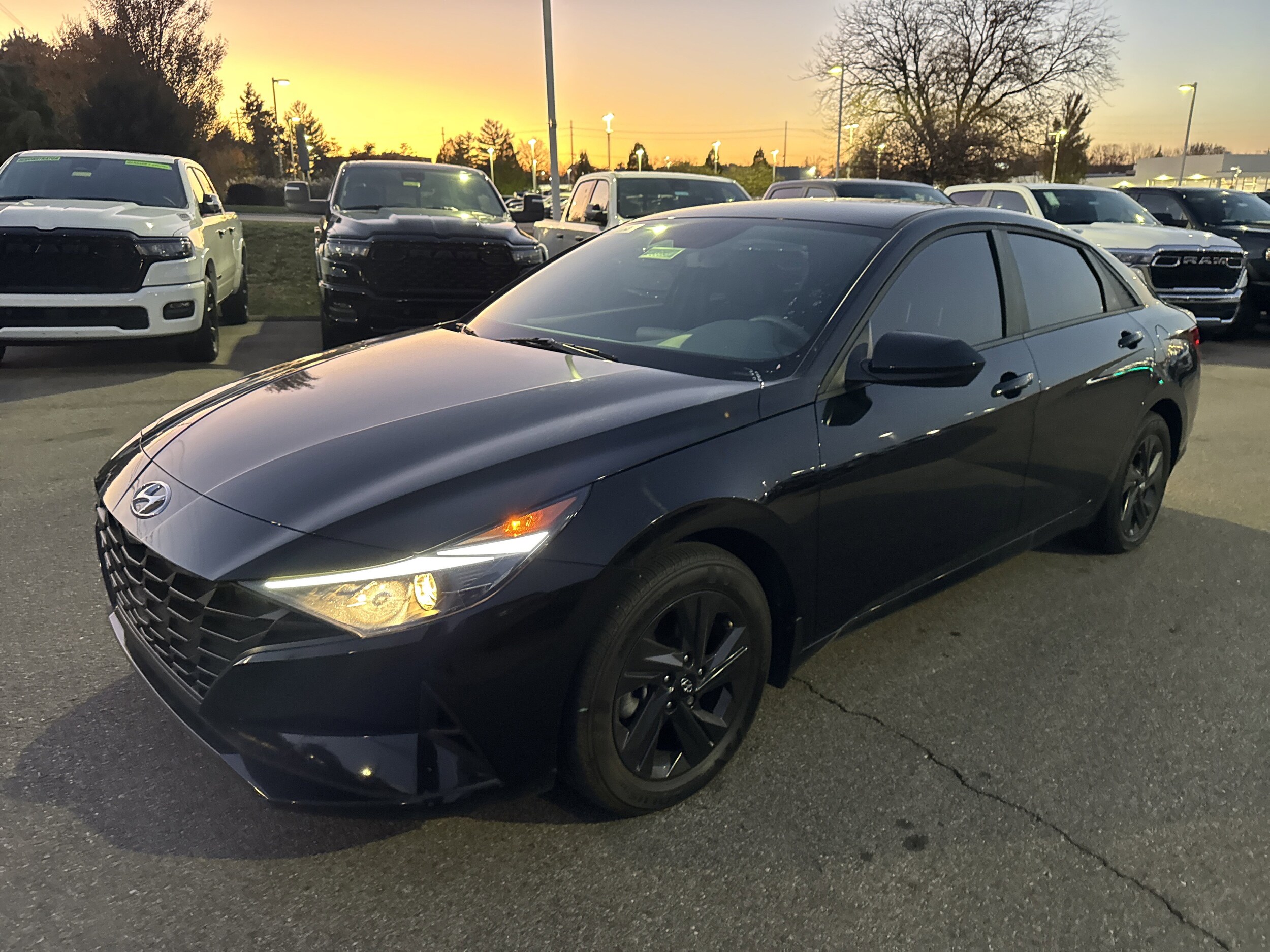 2023 Hyundai Elantra SEL photo 3