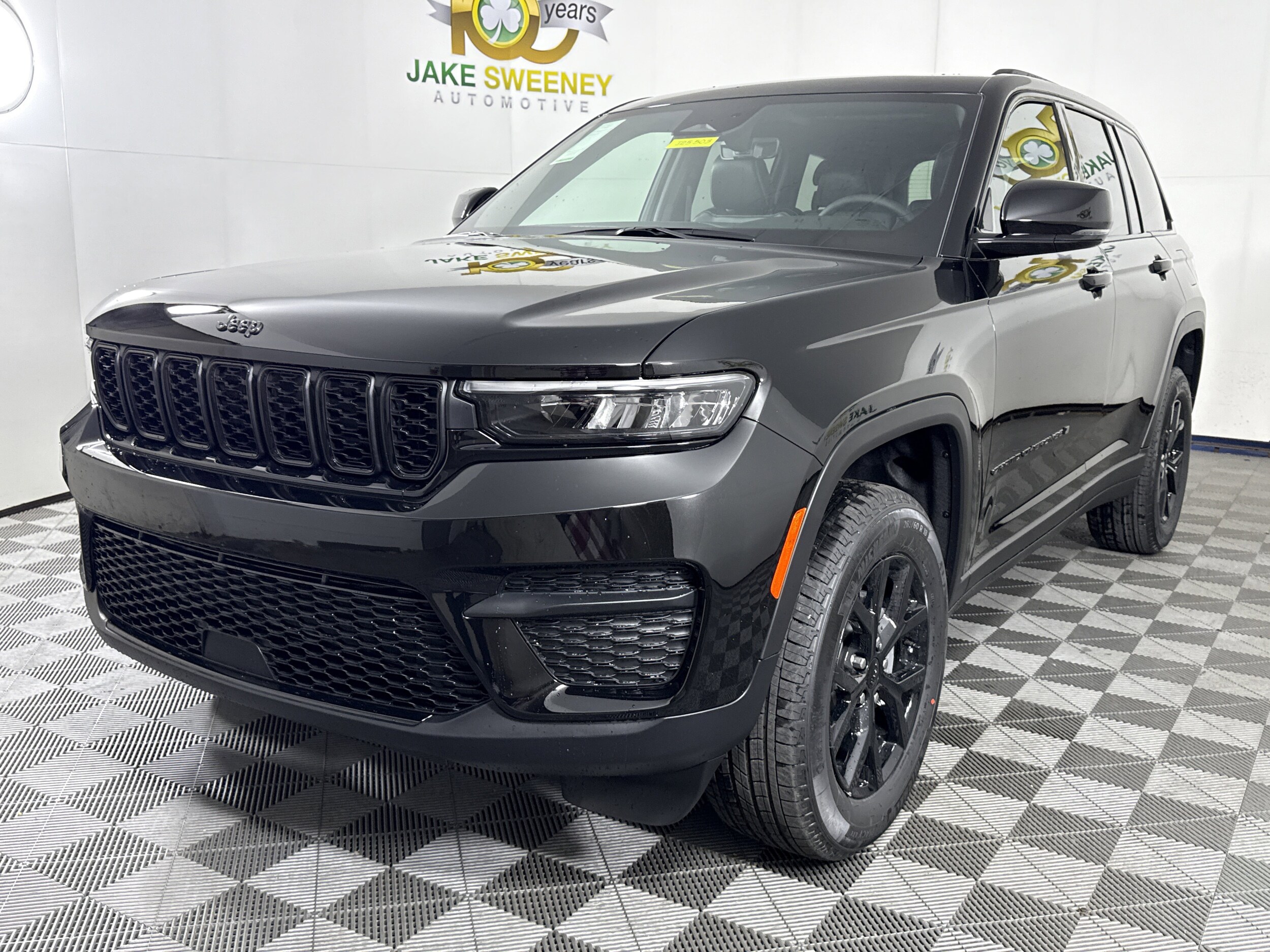 2025 Jeep Grand Cherokee Altitude photo 3