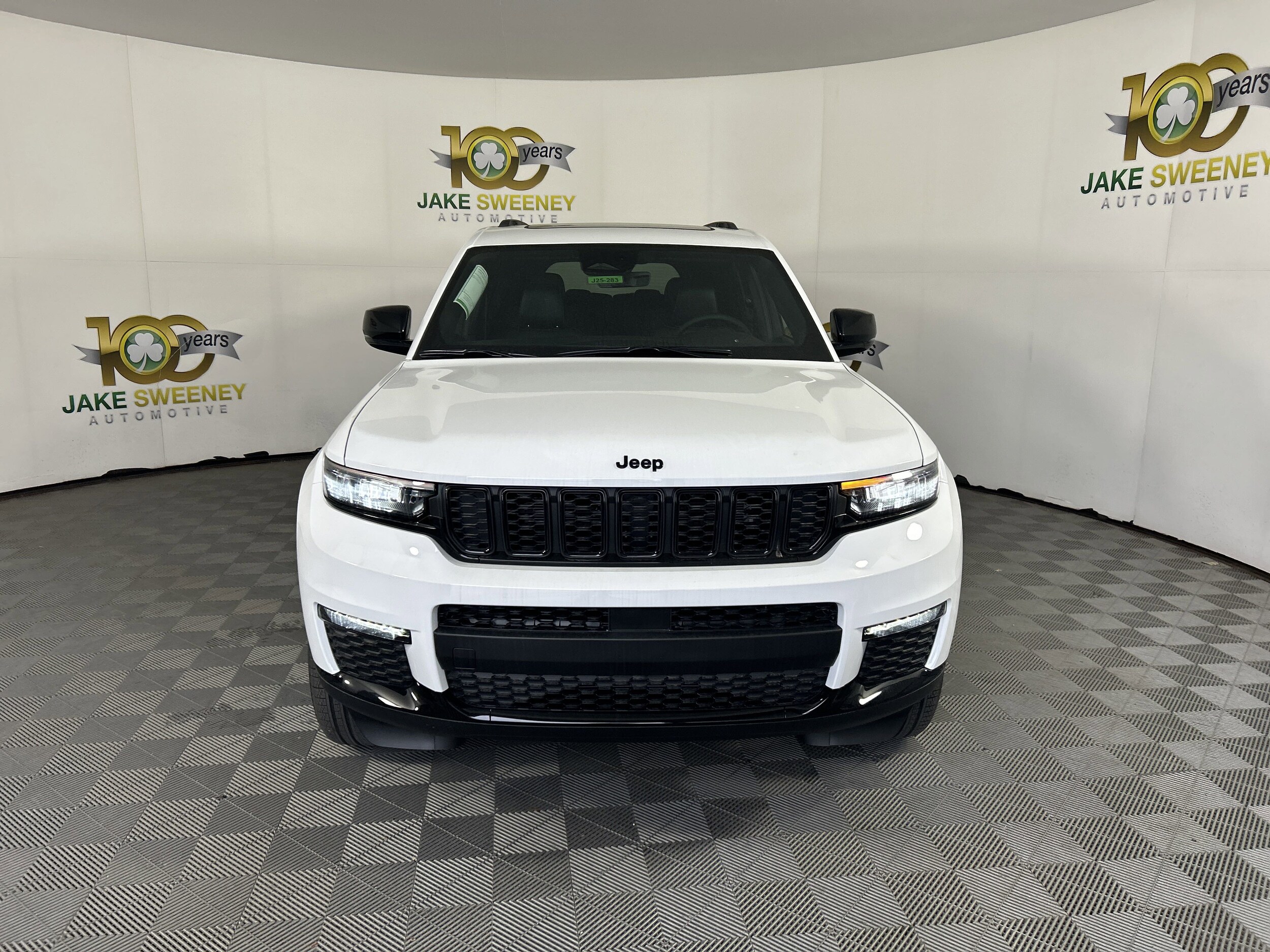 2025 Jeep Grand Cherokee L photo 2