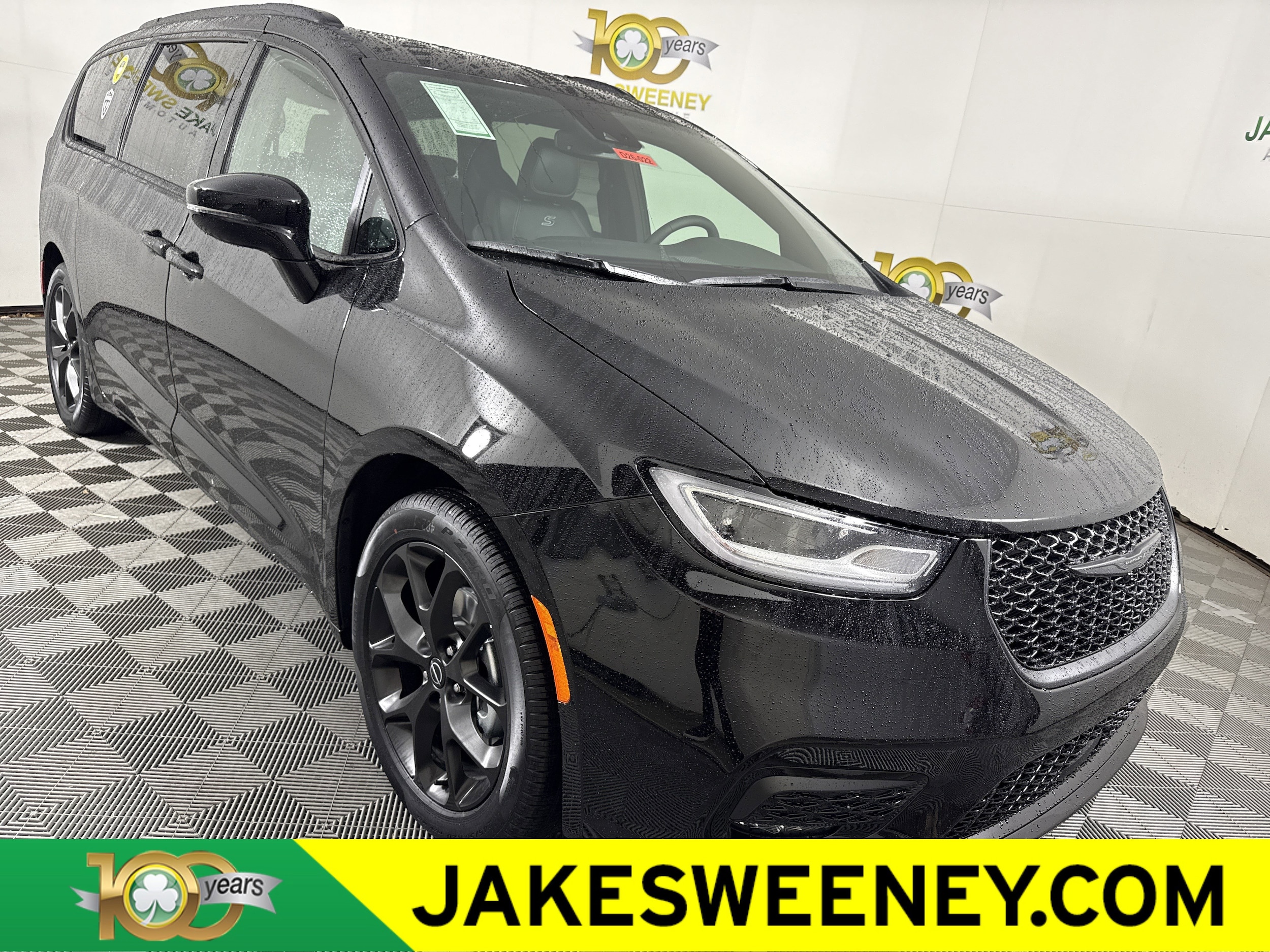 2026 Chrysler Pacifica Select's photo