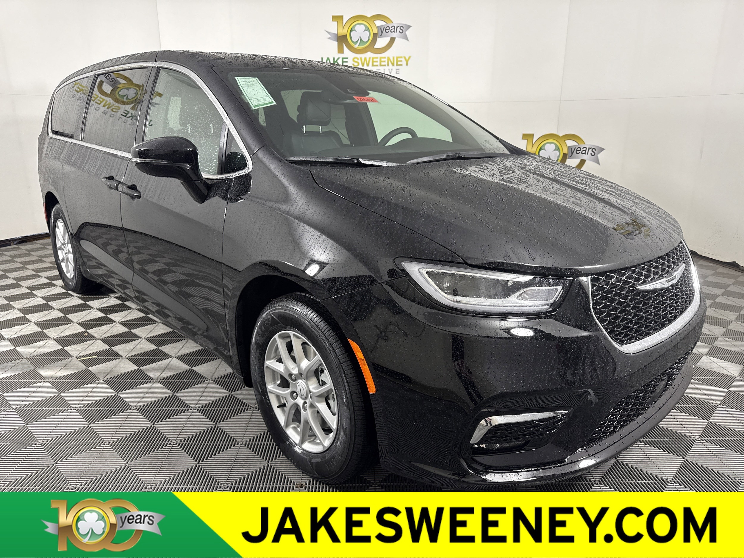 2026 Chrysler Pacifica Select's photo