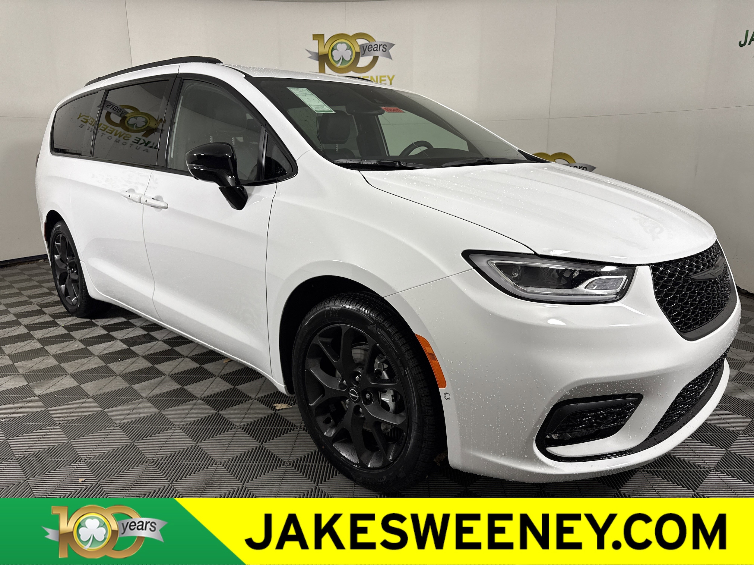 2026 Chrysler Pacifica Select's photo