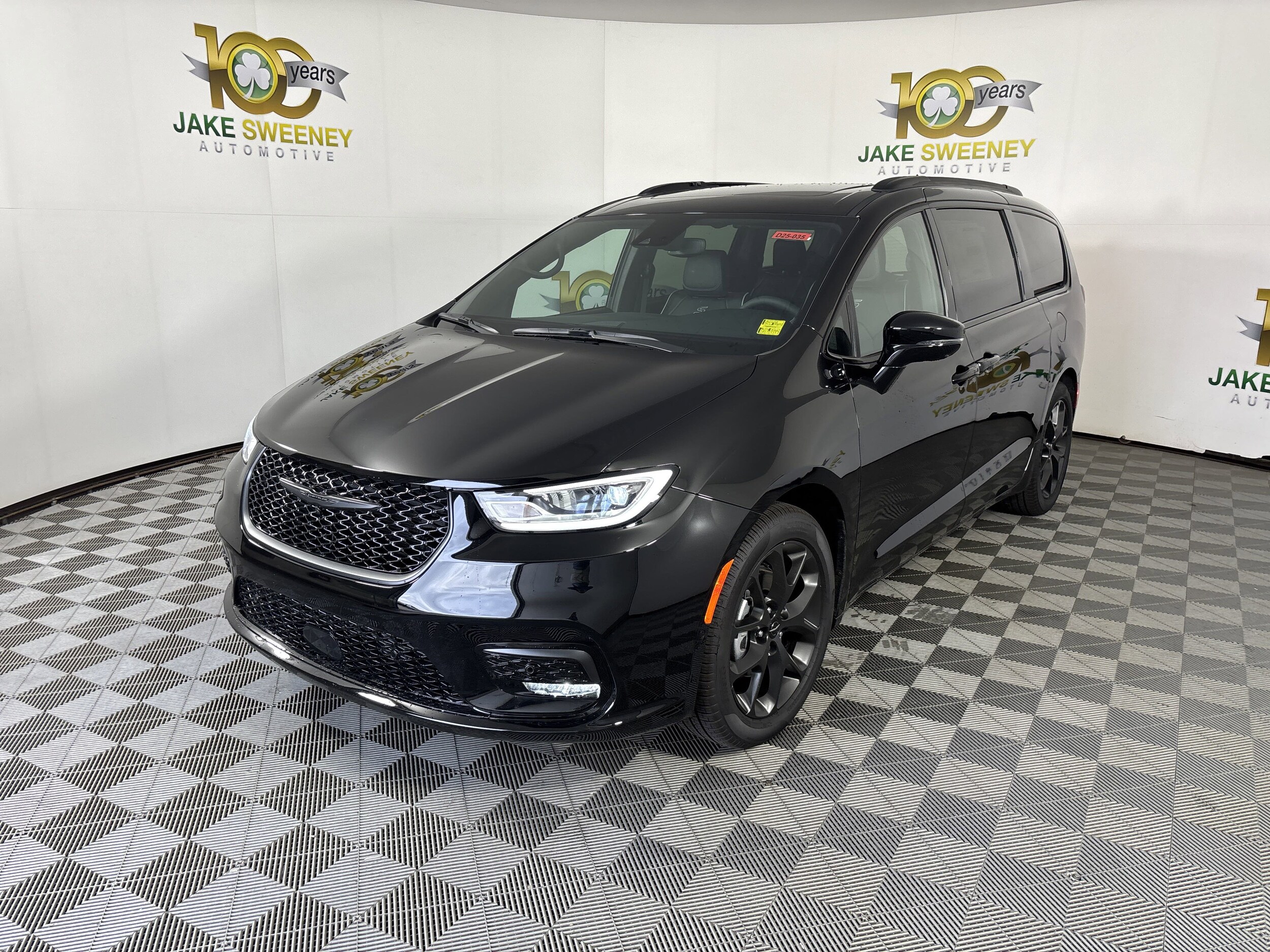 2025 Chrysler Pacifica Limited photo 3