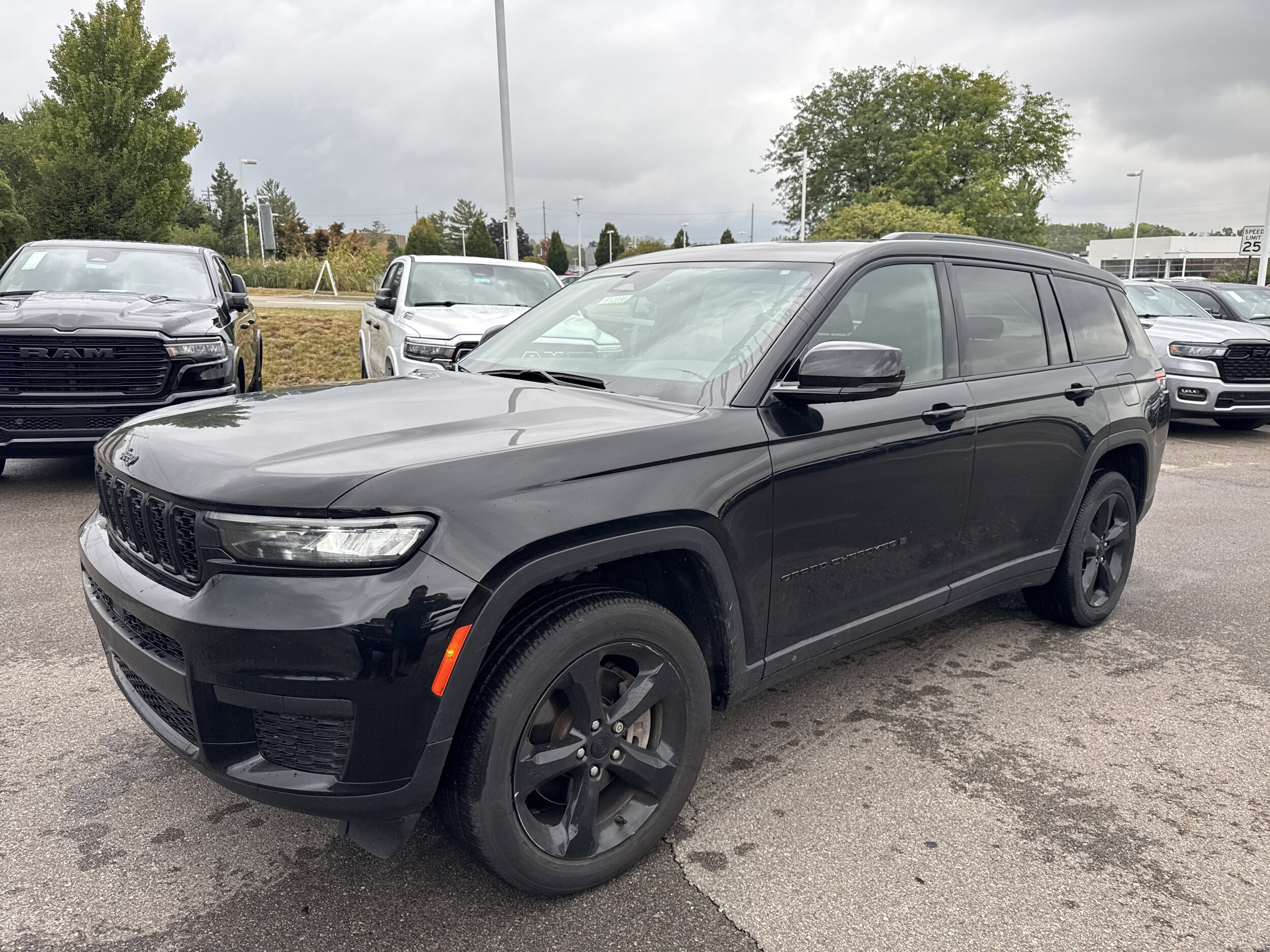 2023 Jeep Grand Cherokee Altitude photo 3