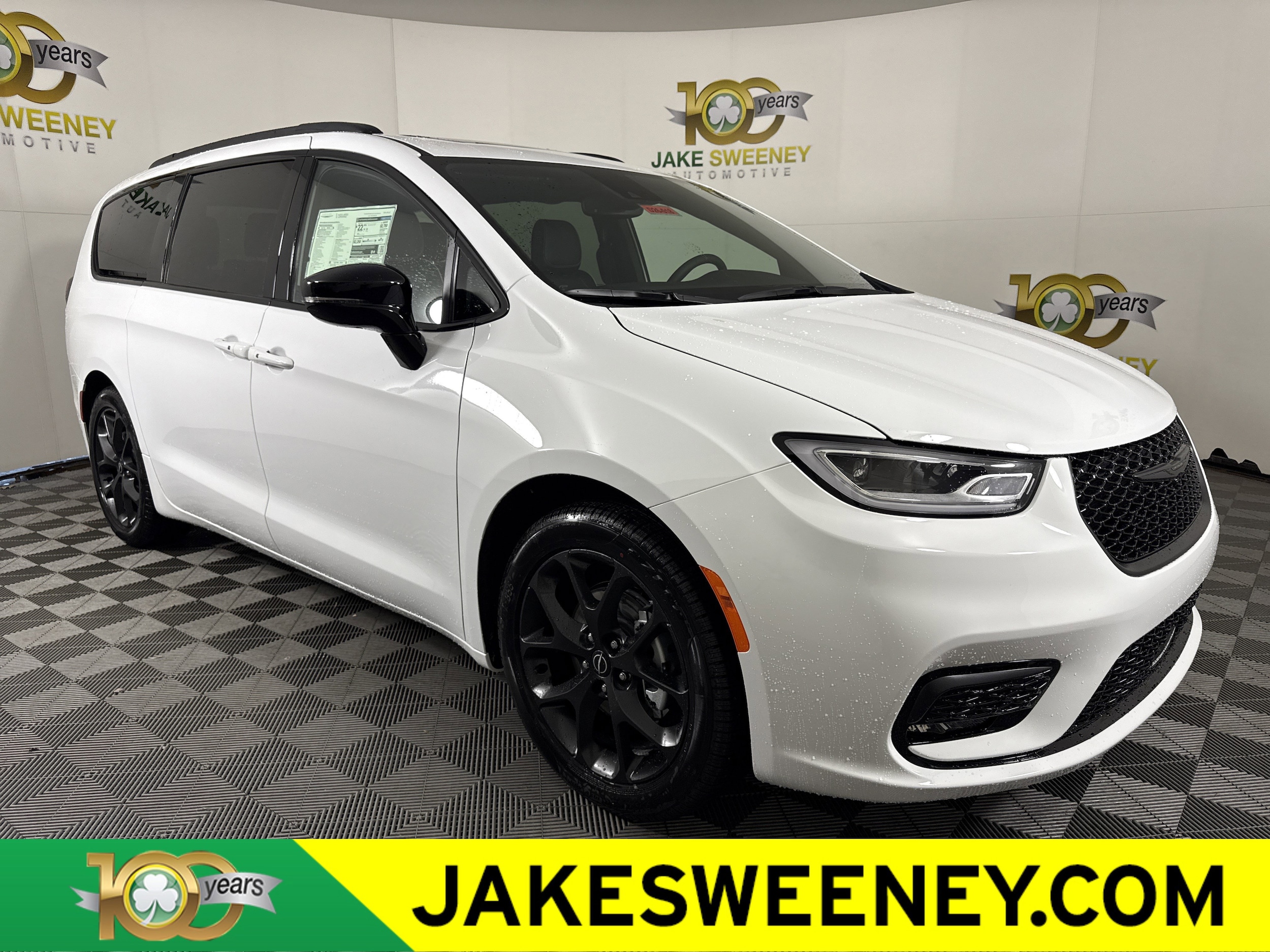 2026 Chrysler Pacifica Limited's photo