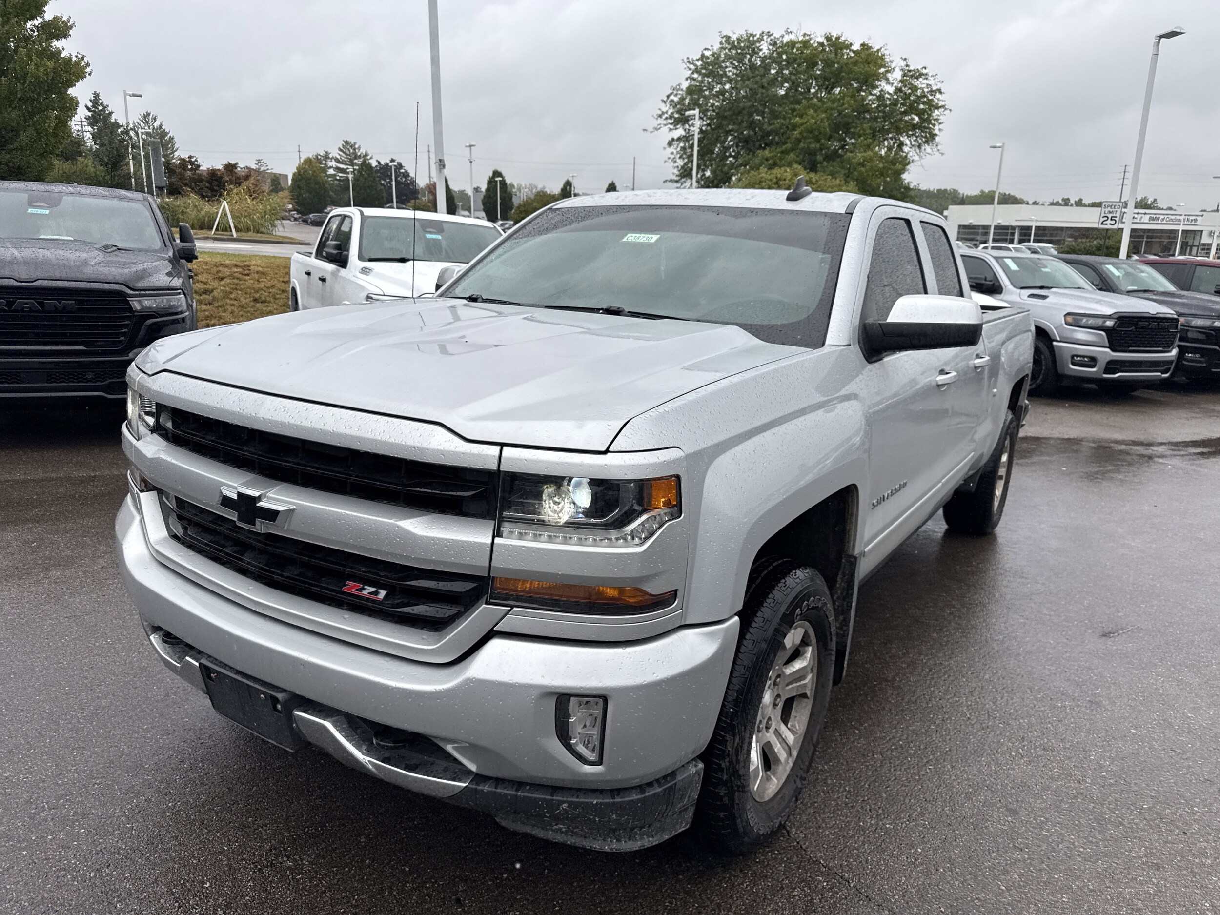 2017 Chevrolet Silverado 1500 LT photo 3