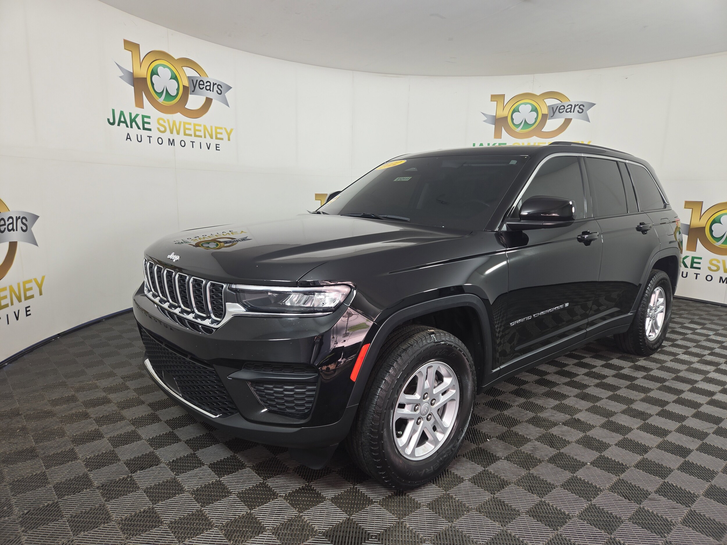 2022 Jeep Grand Cherokee Laredo photo 3