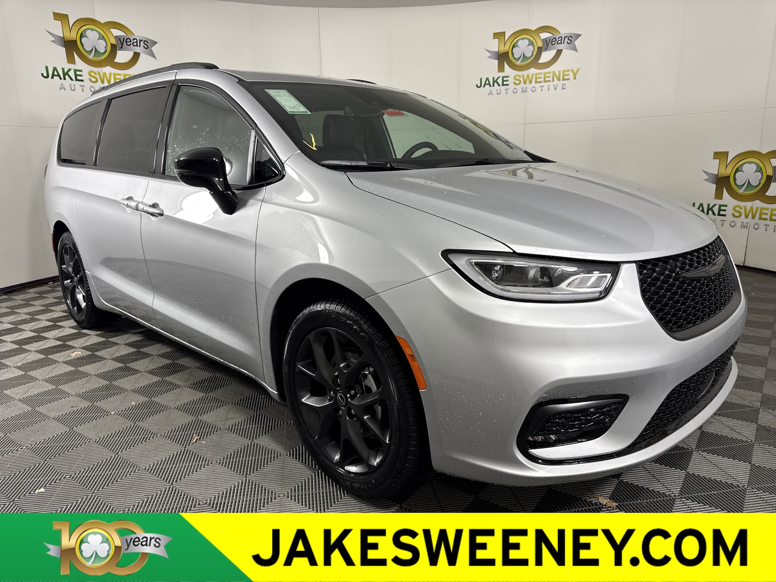 2026 Chrysler Pacifica Select's photo