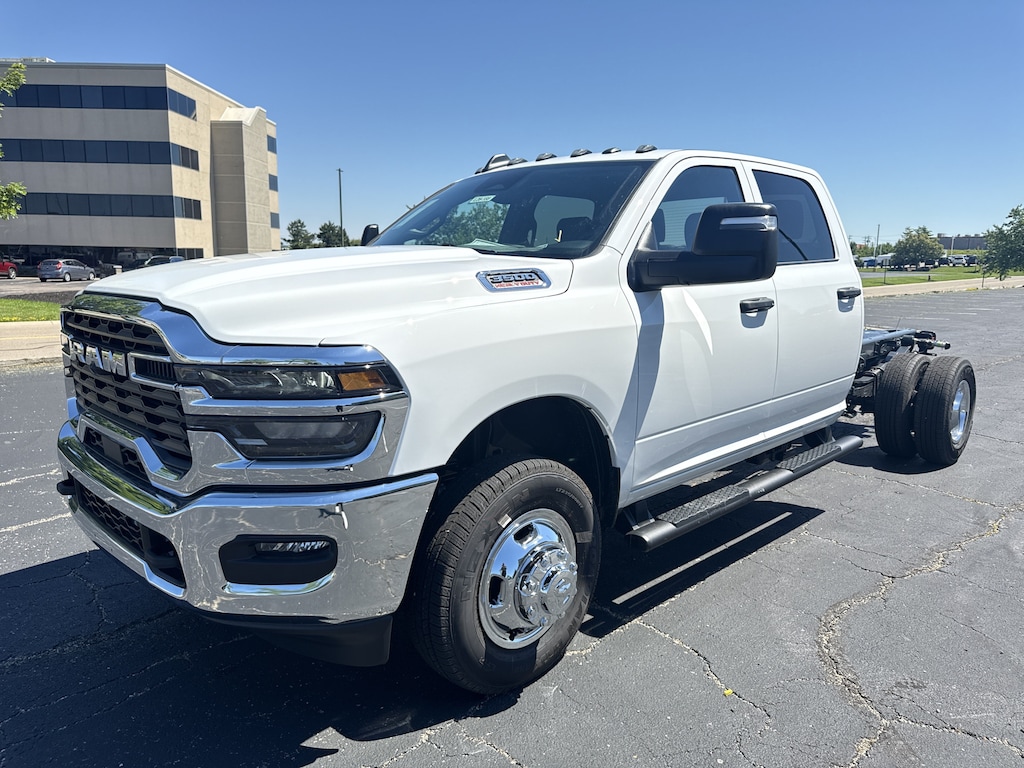New 2026 Ram 3500 Chassis Cab TRADESMAN CREW 4X4 60' CA Pickup