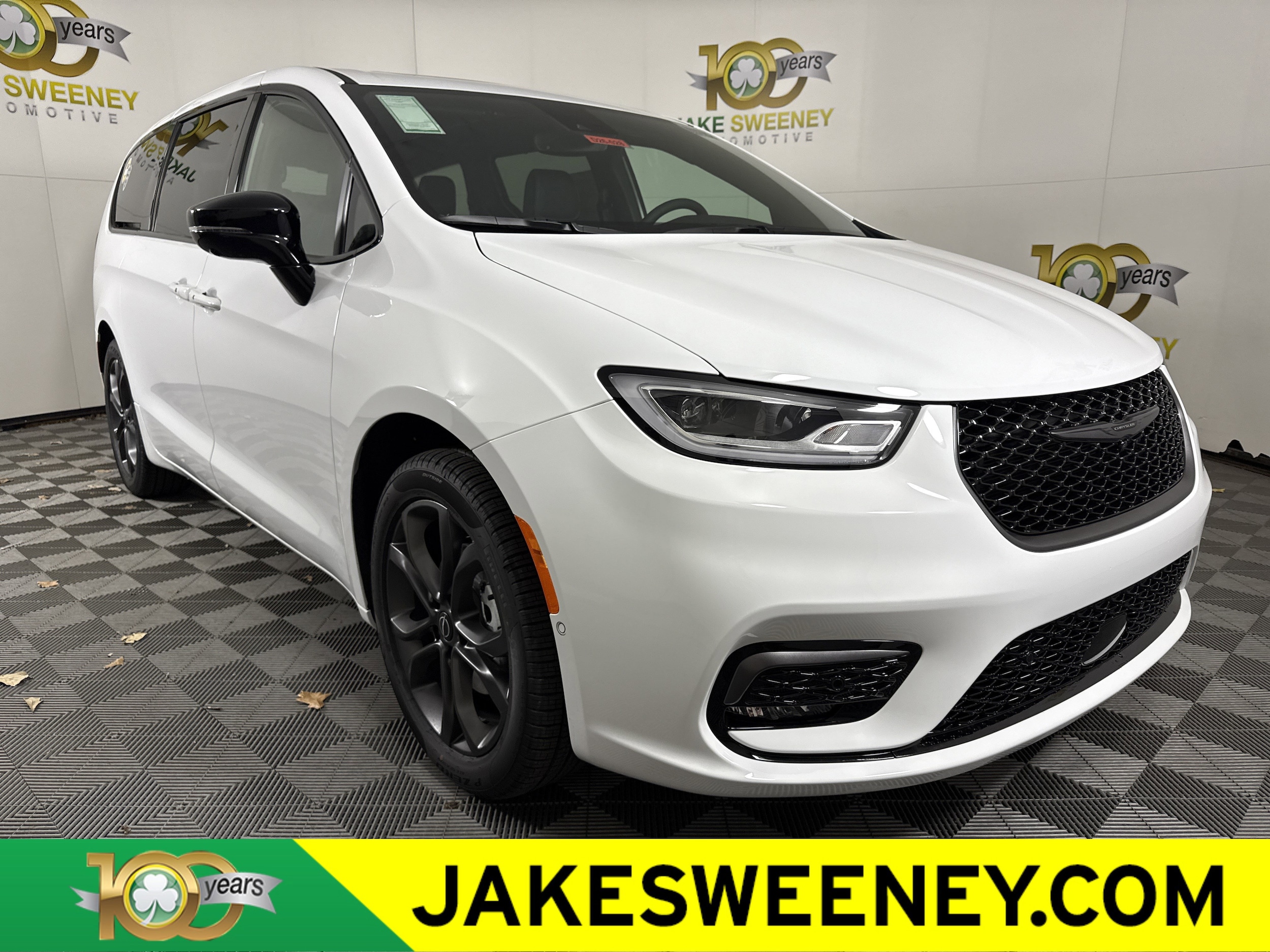 2026 Chrysler Pacifica Select's photo