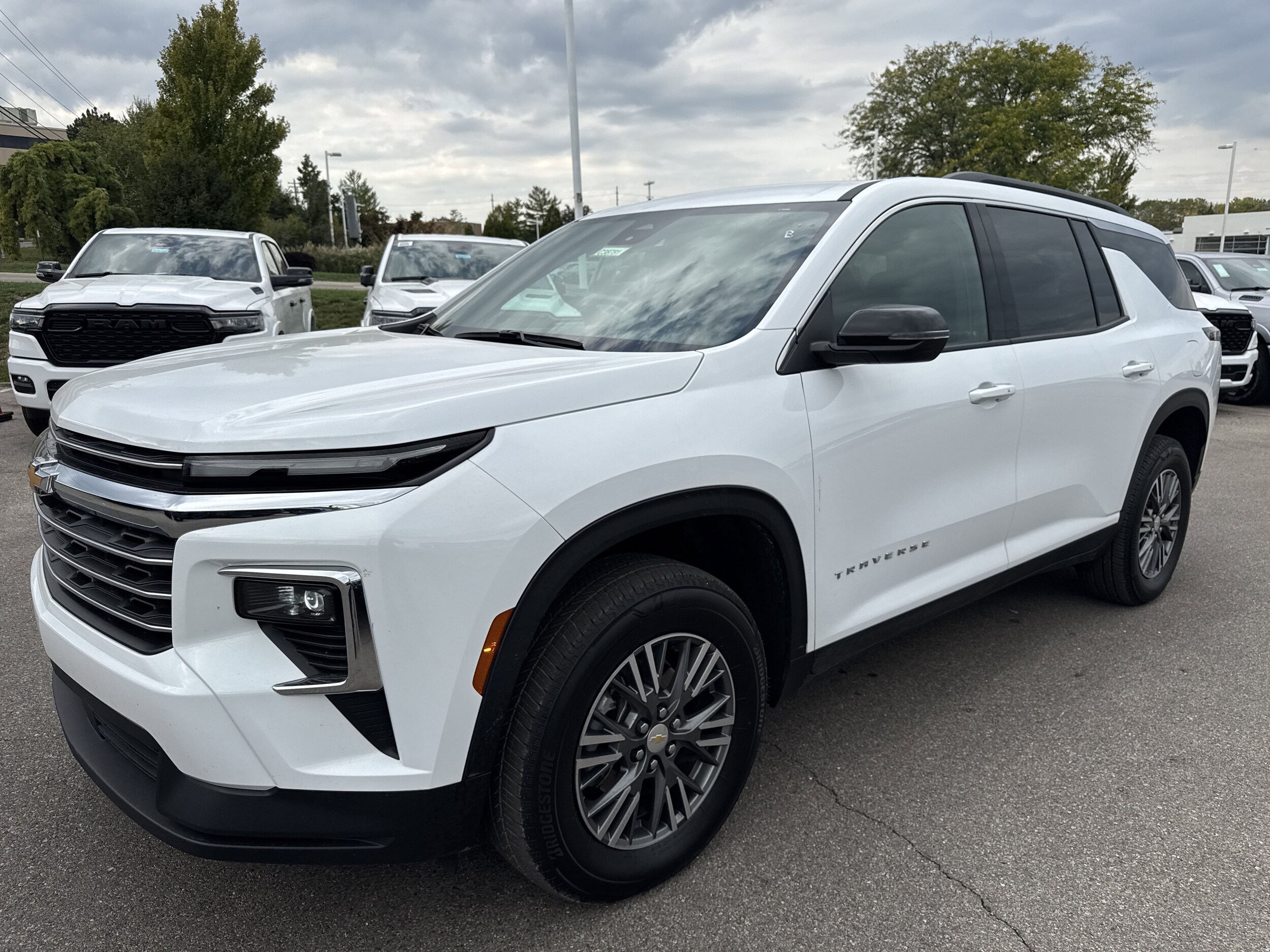 2025 Chevrolet Traverse photo 3