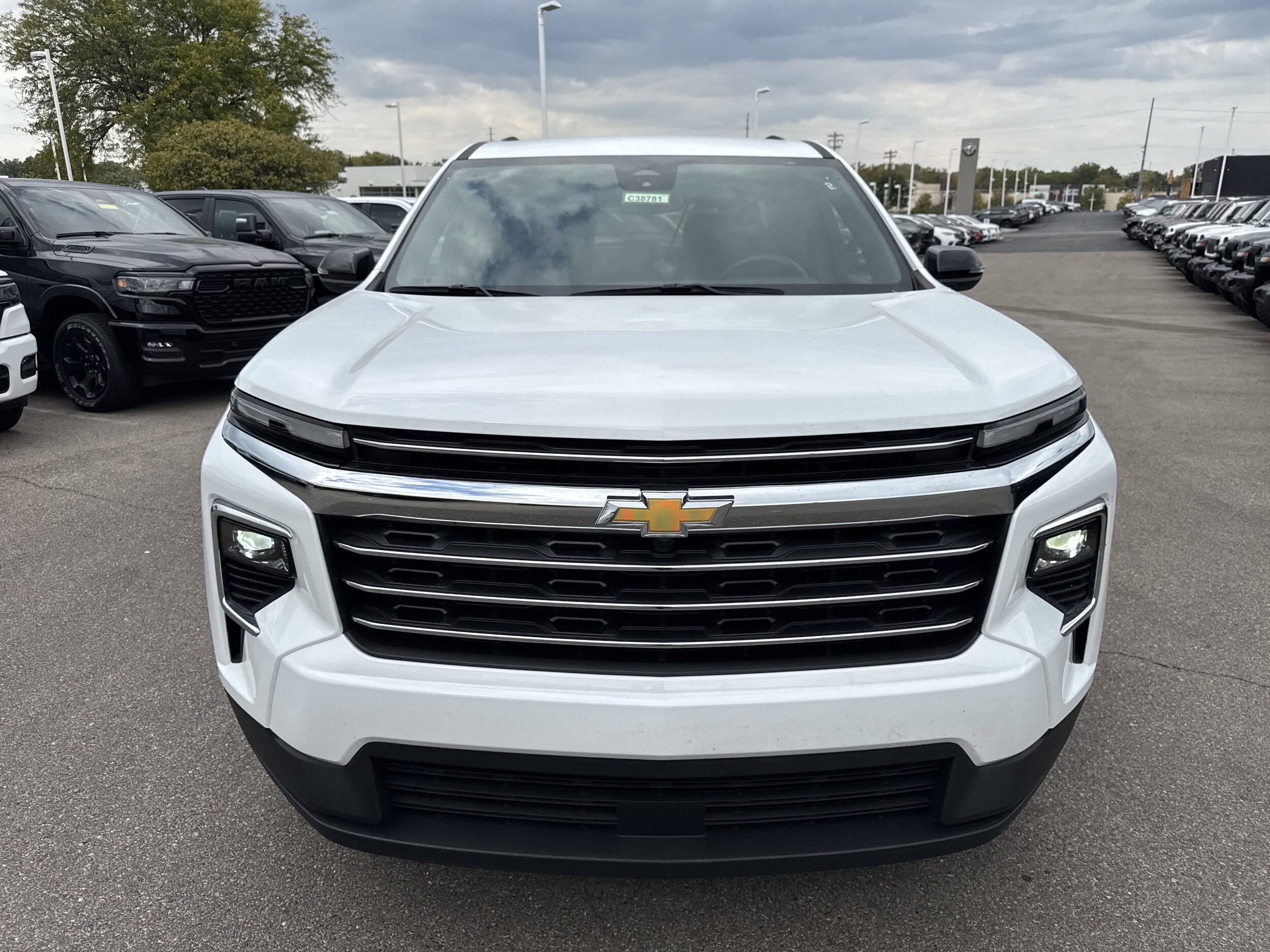 2025 Chevrolet Traverse photo 2