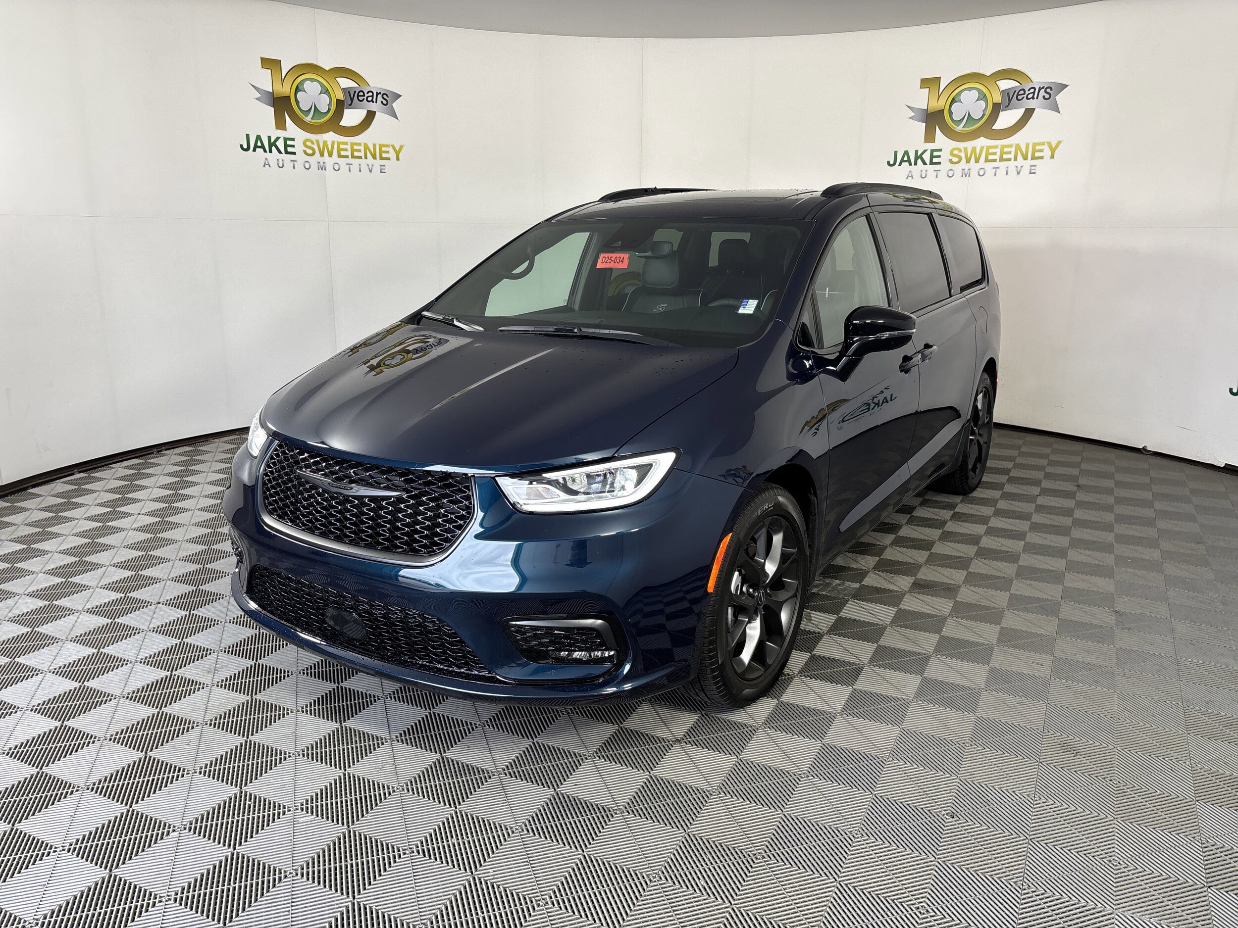 2025 Chrysler Pacifica Limited photo 3