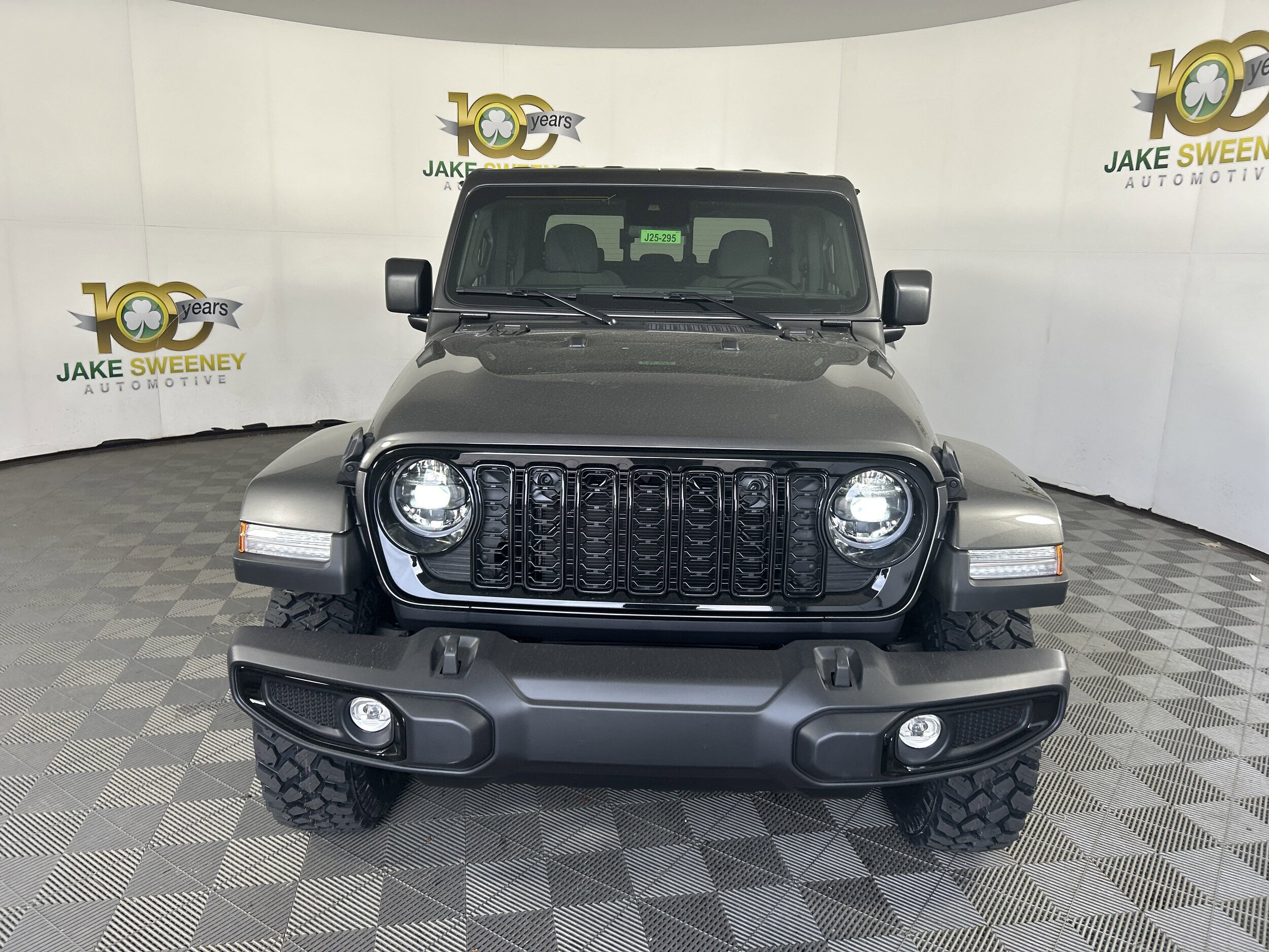 2025 Jeep Gladiator Willys photo 2