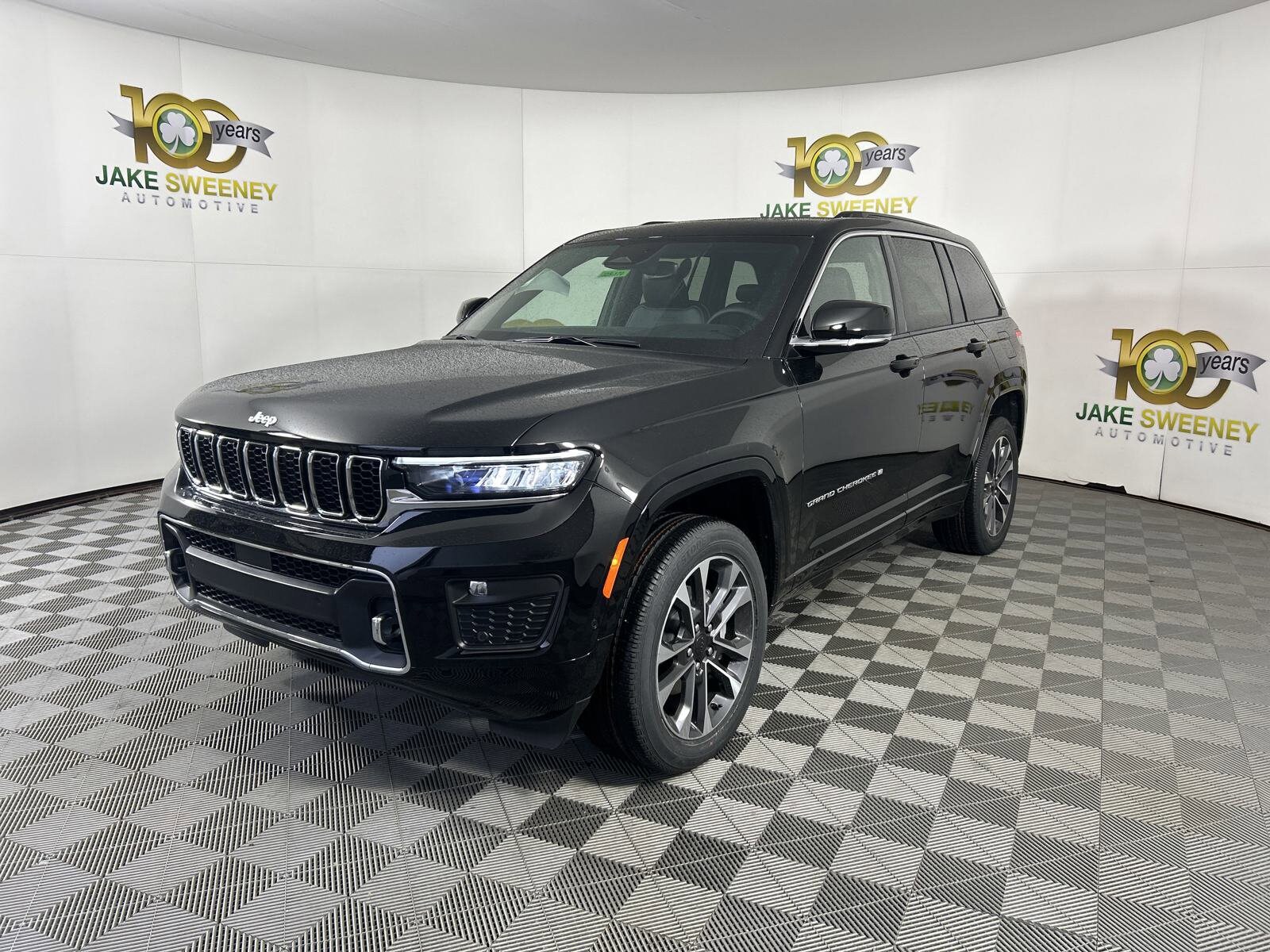 2025 Jeep Grand Cherokee Overland photo 3