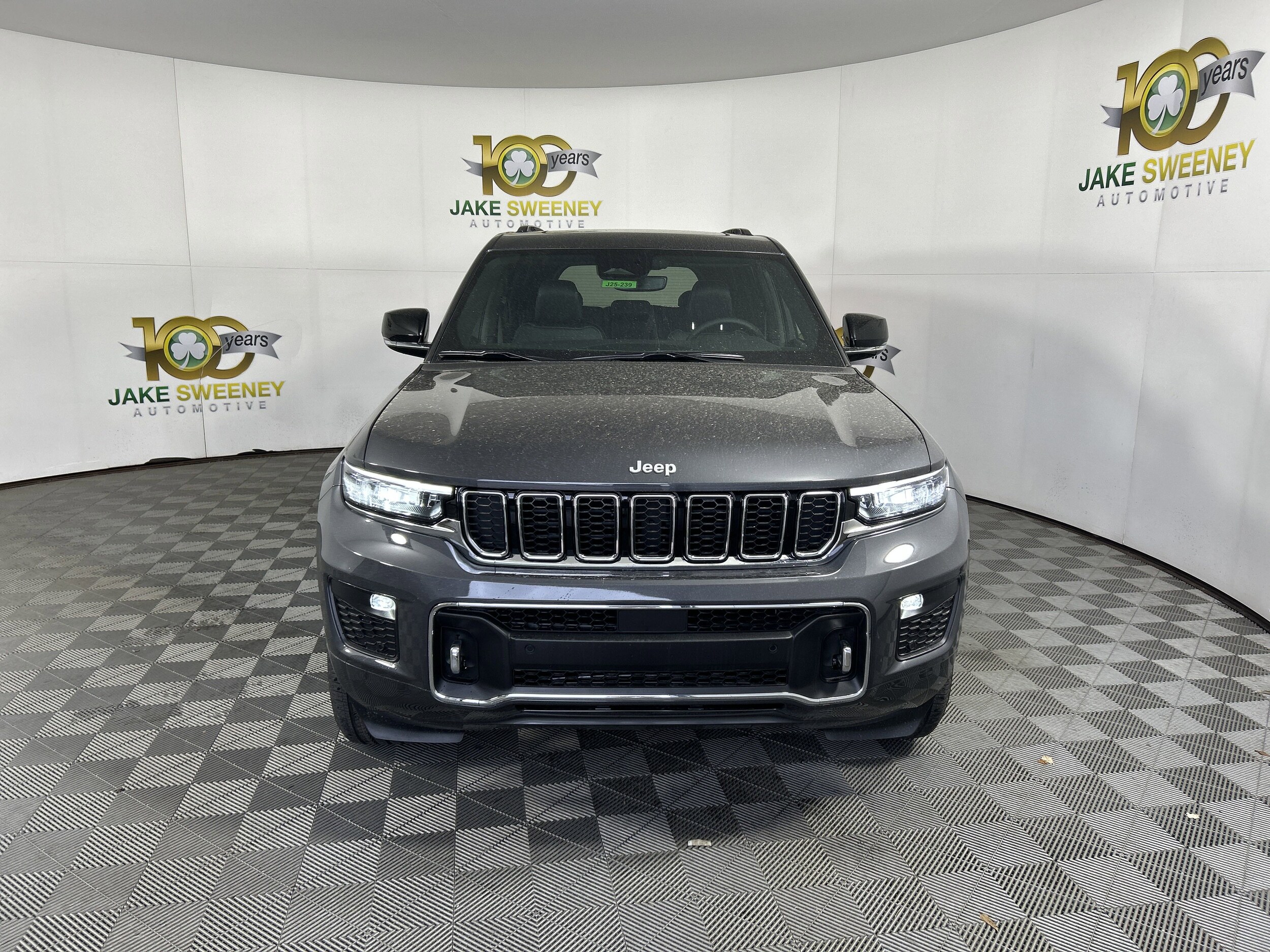 2025 Jeep Grand Cherokee Overland photo 2