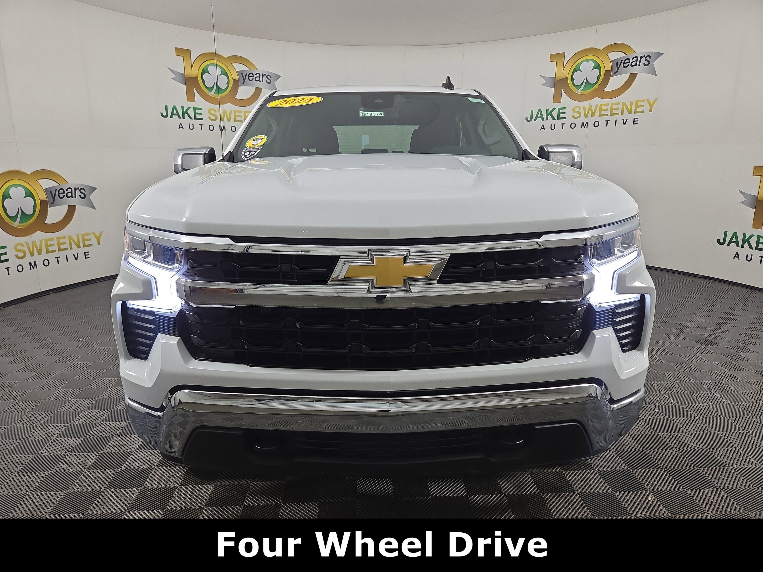 2024 Chevrolet Silverado 1500 LT photo 2