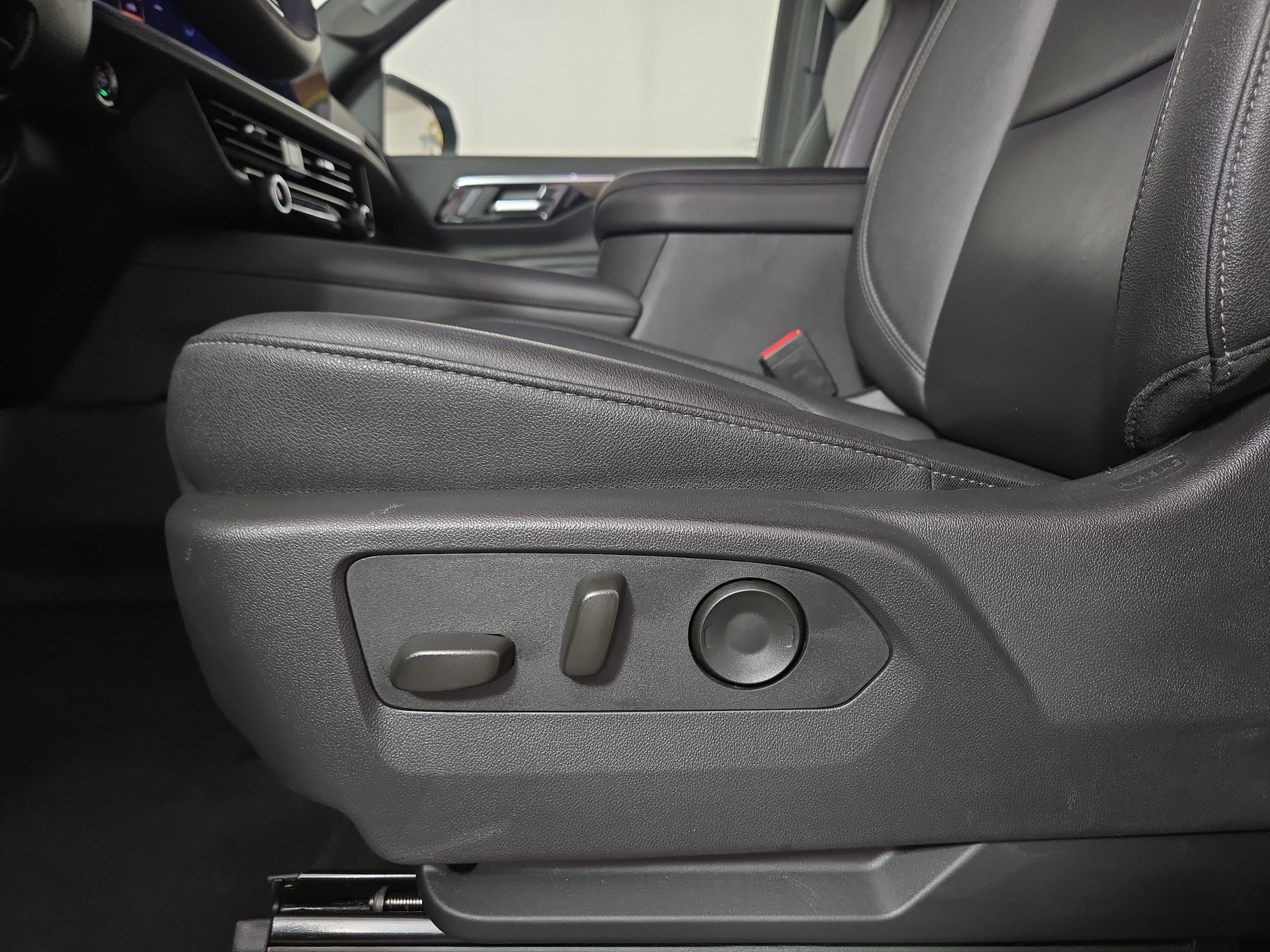2025 Chevrolet Suburban Z71 - Photo 31