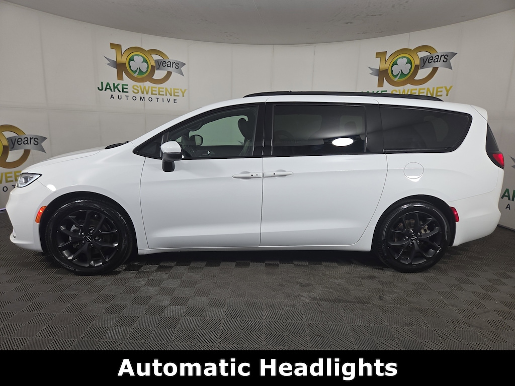 Used 2023 Chrysler Pacifica Touring L Minivan
