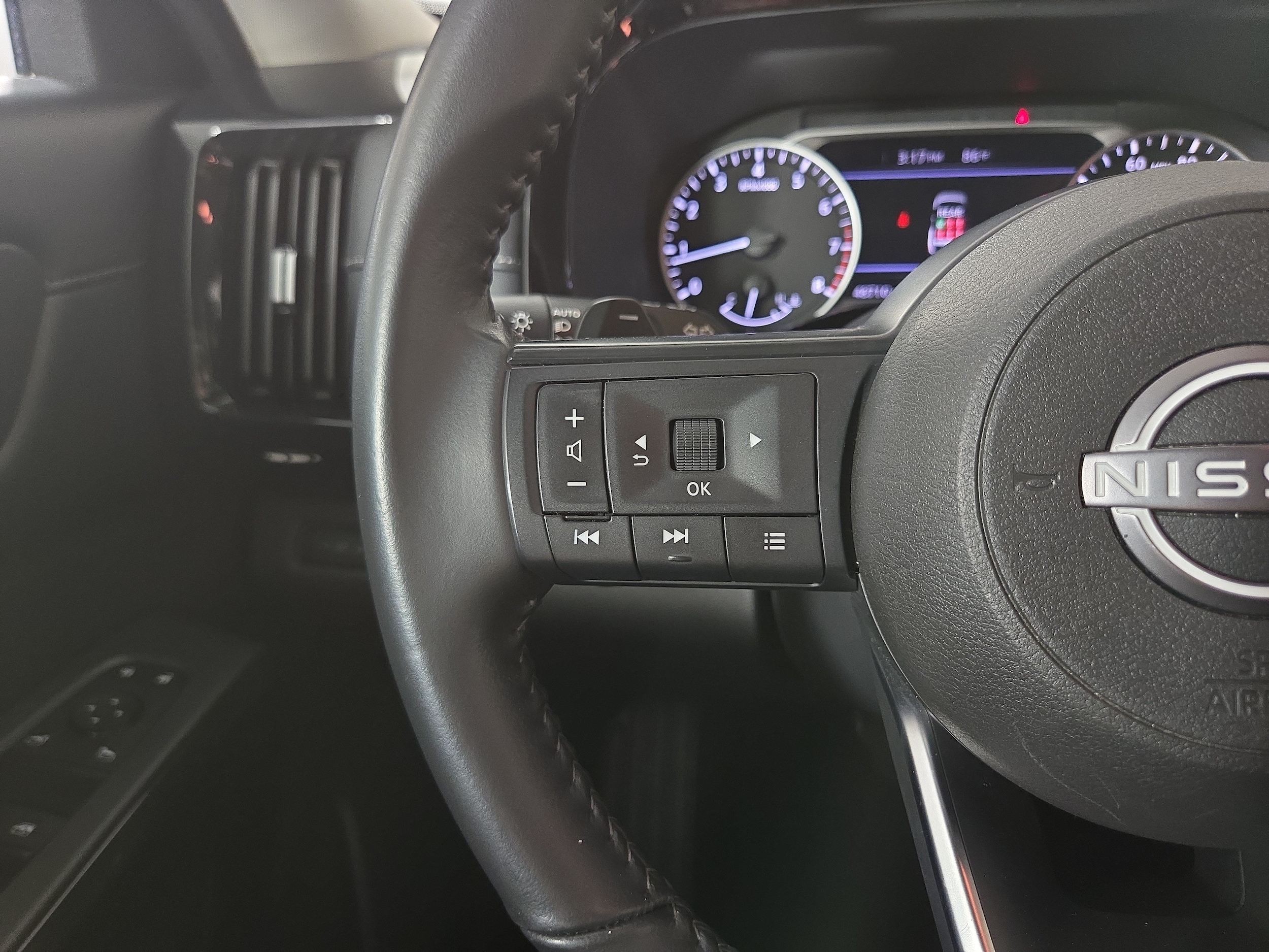2024 Nissan Pathfinder SV - Photo 16