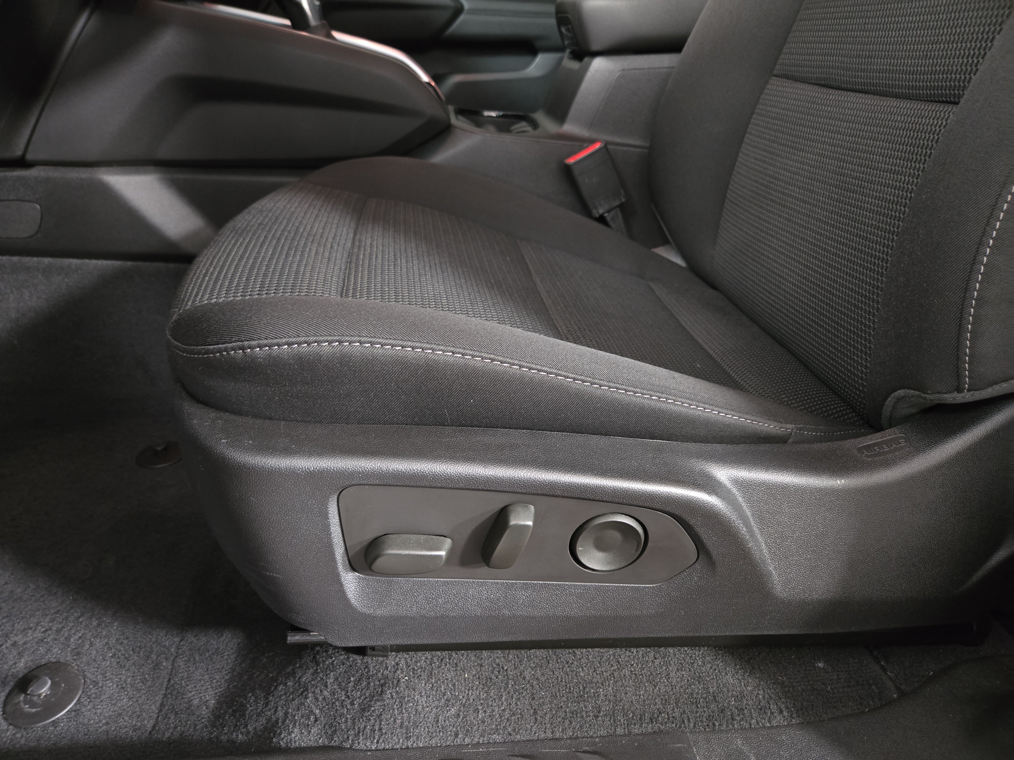 2023 Chevrolet Colorado LT - Photo 29
