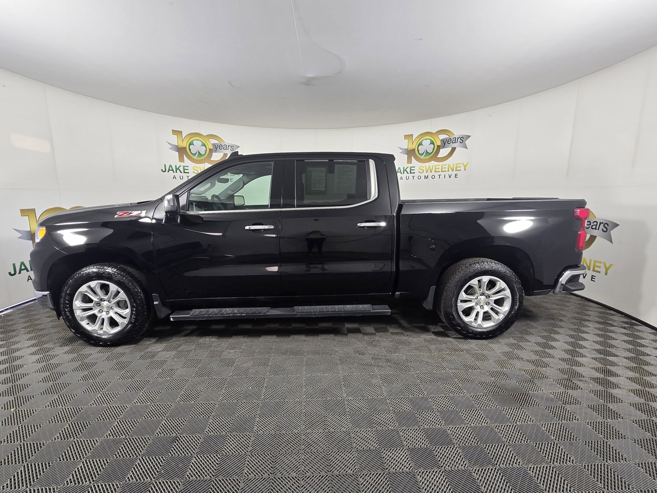 2024 Chevrolet Silverado 1500 LTZ photo 3