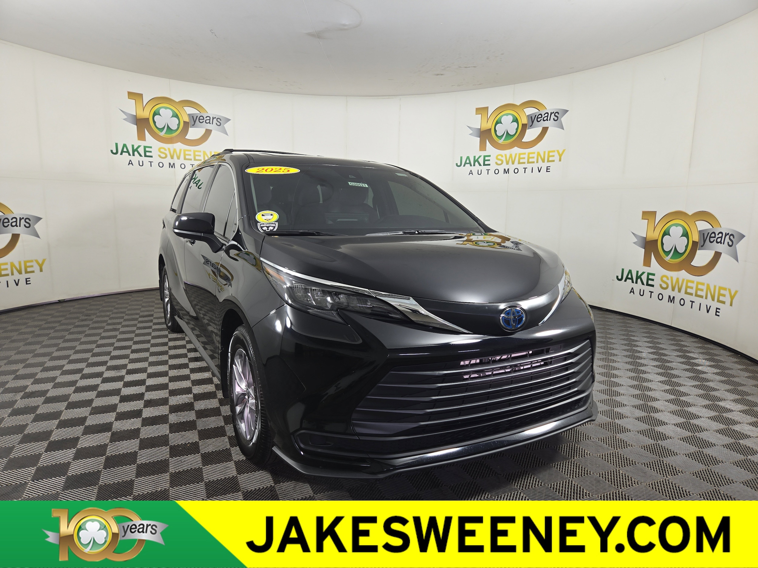2025 Toyota Sienna LE 8-Passenger Hybrid FWD's photo