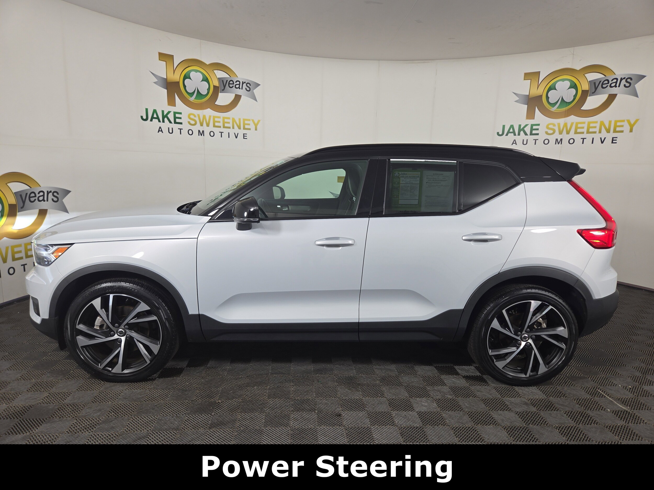 2022 Volvo XC40 T5 R-Design photo 3