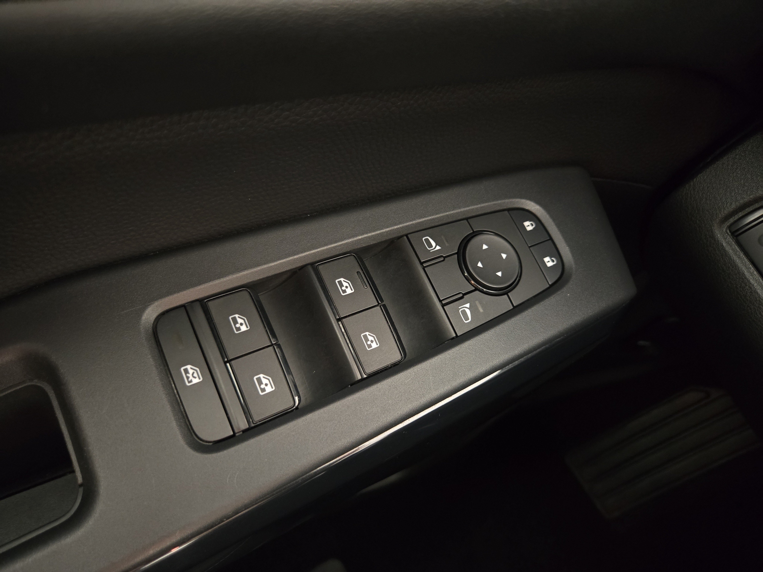 2024 Nissan Pathfinder SV - Photo 26