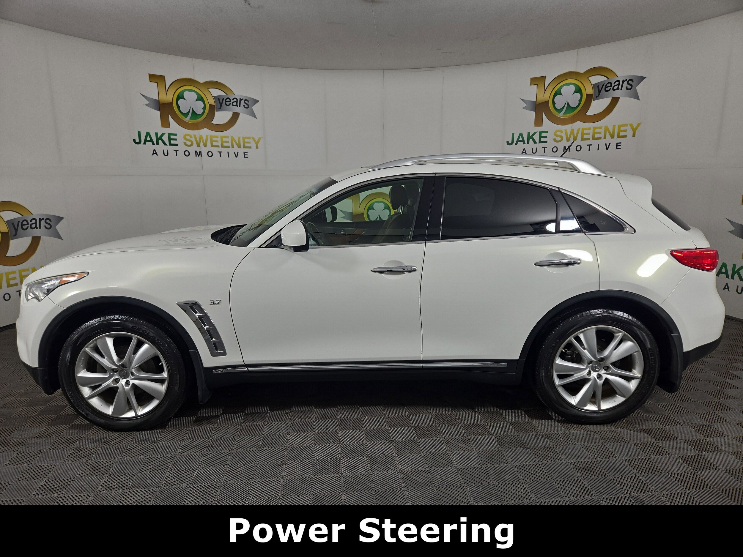 2015 Infiniti QX70 photo 2