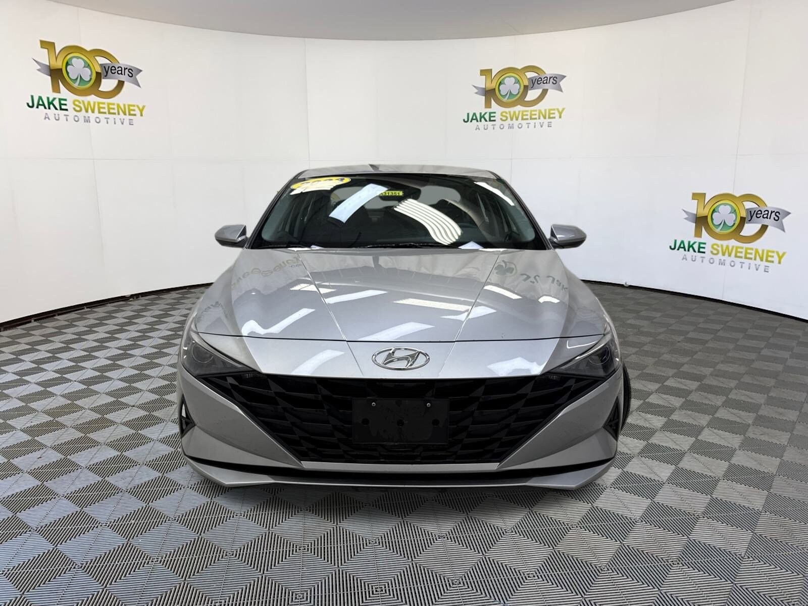 2023 Hyundai Elantra SEL photo 2