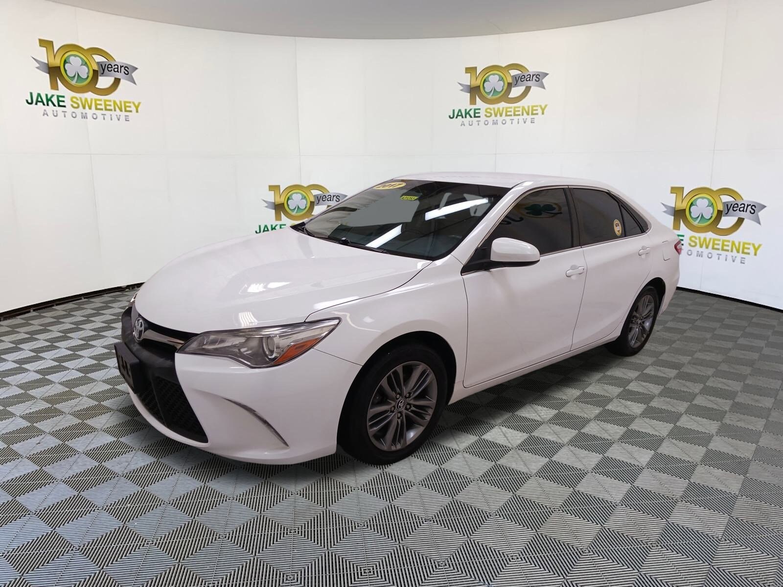 2017 Toyota Camry SE photo 3