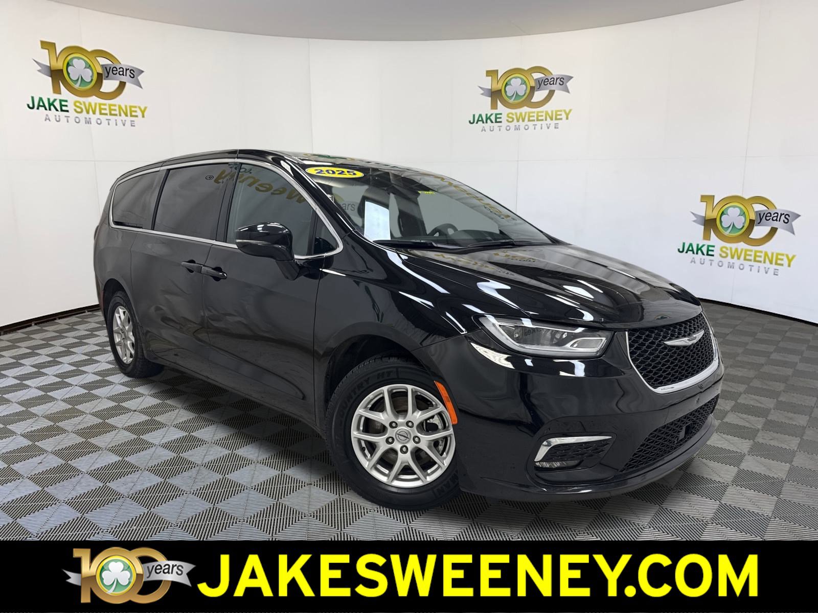 2025 Chrysler Pacifica Select's photo