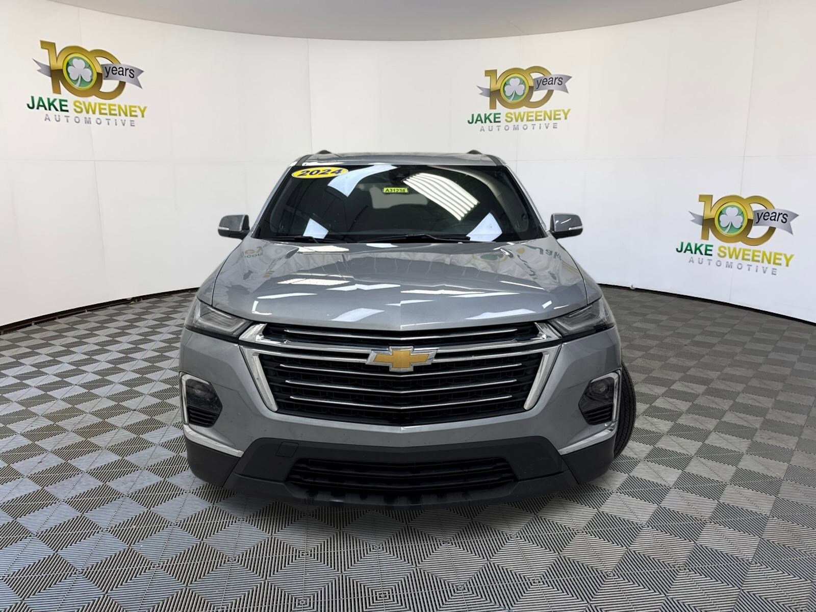2024 Chevrolet Traverse Cloth 1LT photo 2