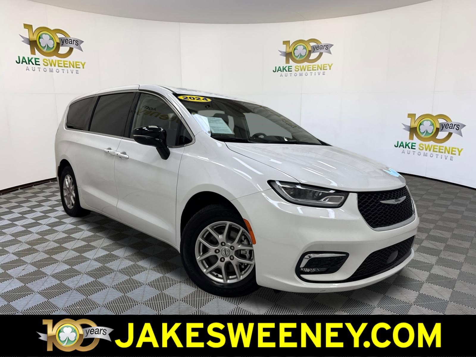 2024 Chrysler Pacifica Touring L's photo