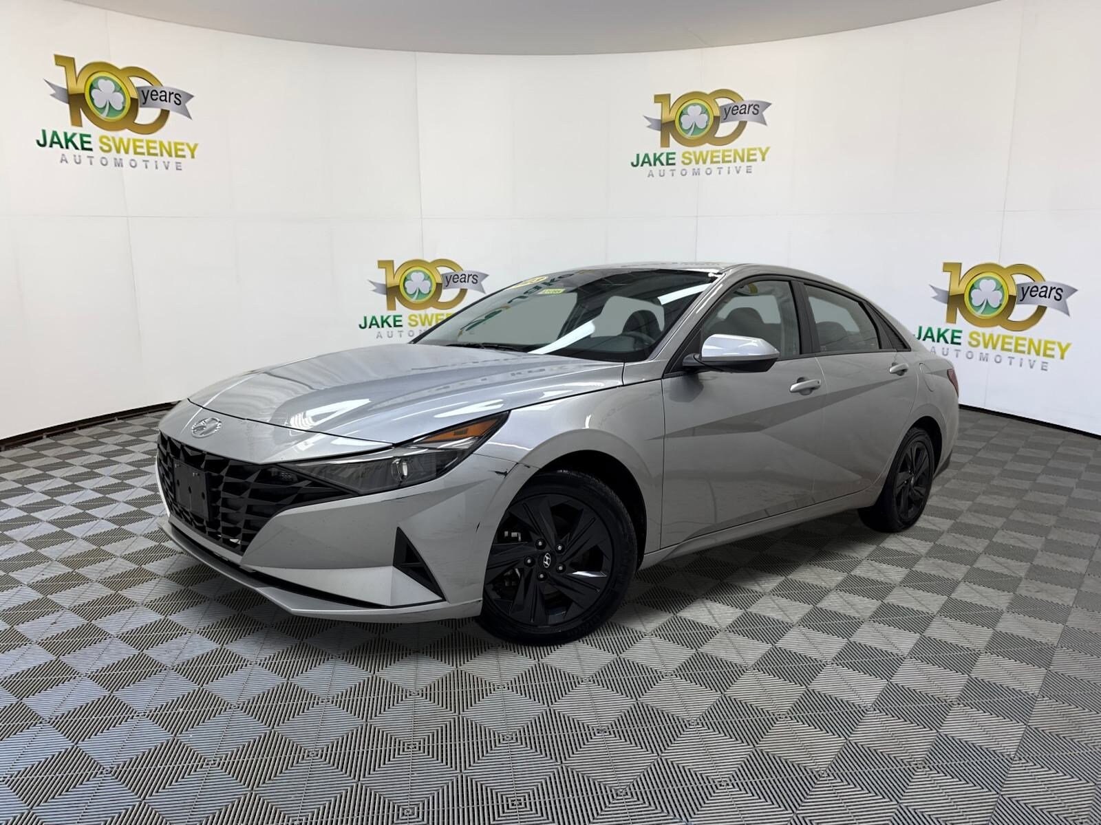 2023 Hyundai Elantra SEL photo 3