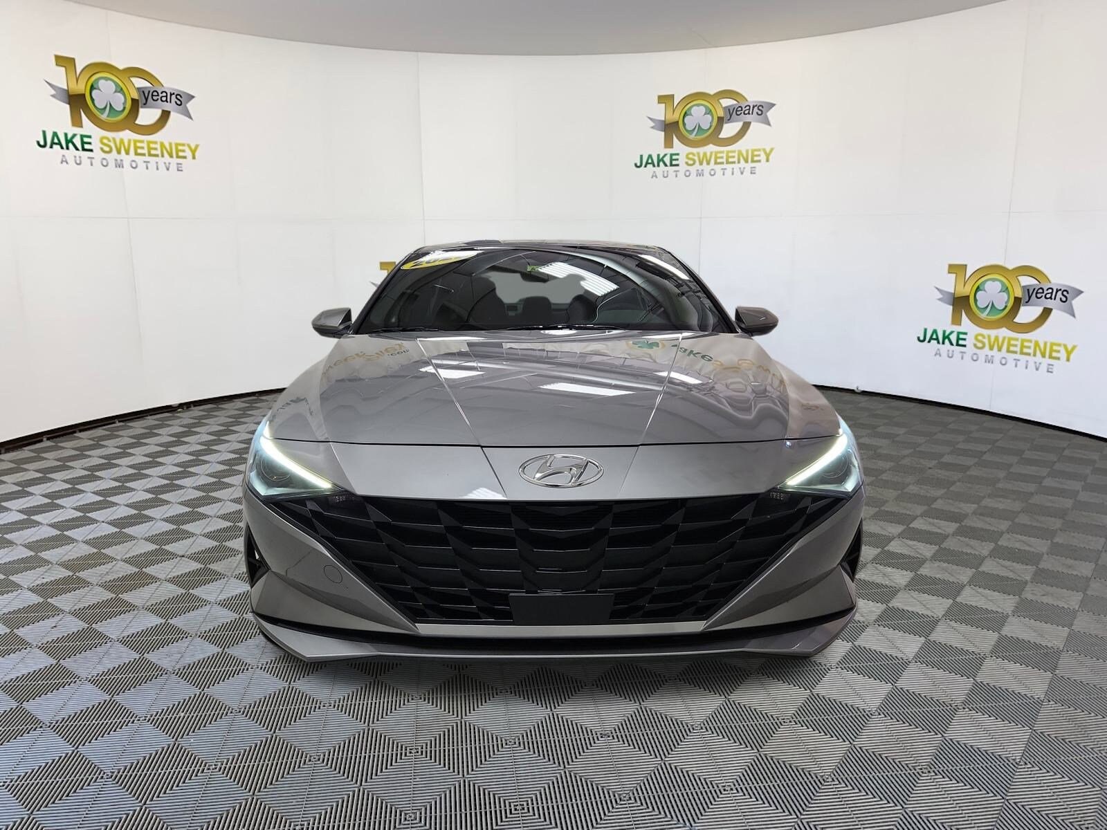 2022 Hyundai Elantra SEL Convenience photo 2