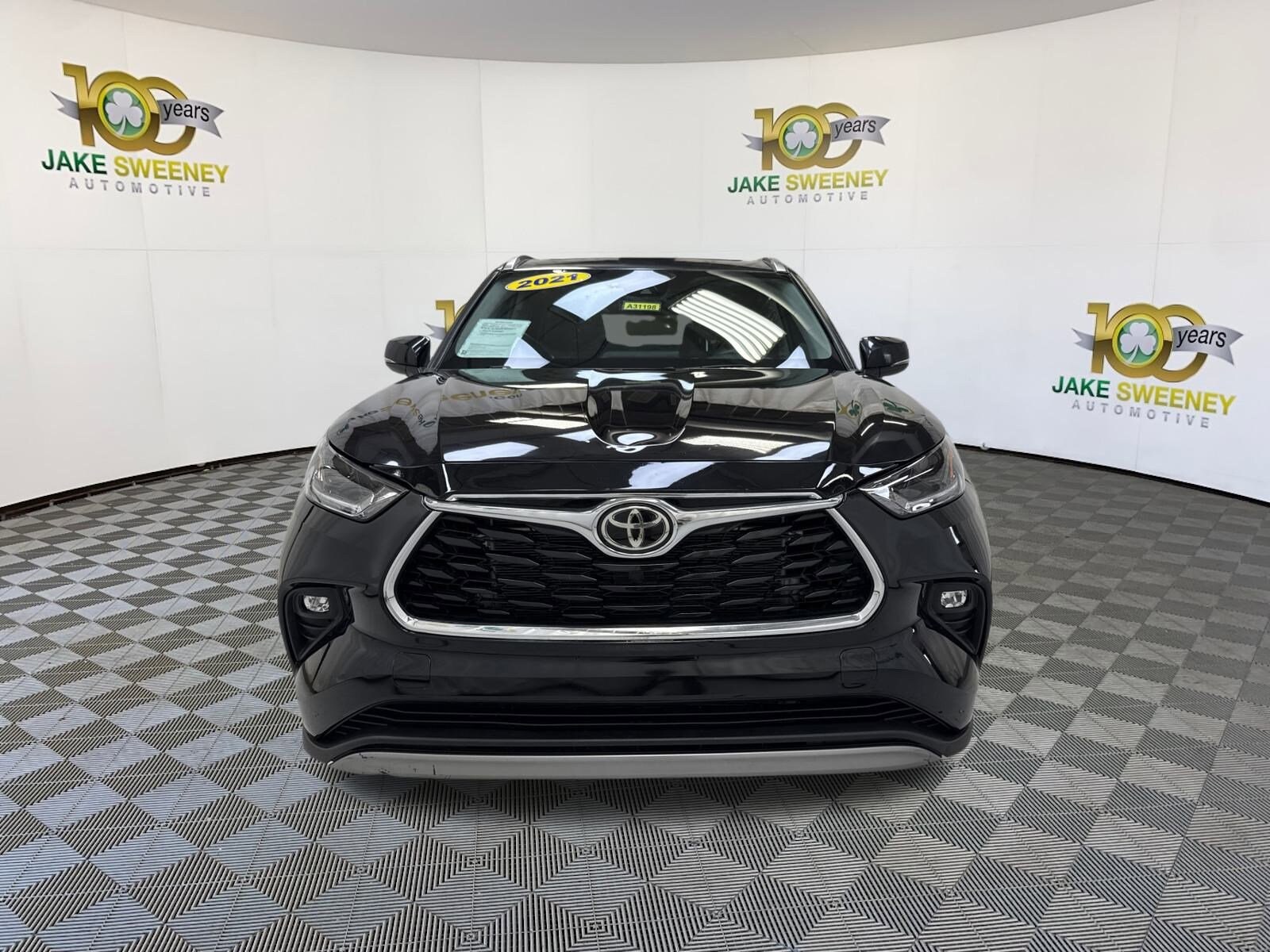 2021 Toyota Highlander XLE photo 2