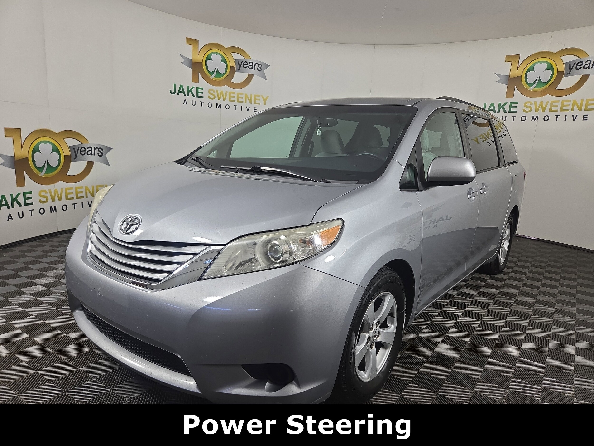 2017 Toyota Sienna LE photo 3