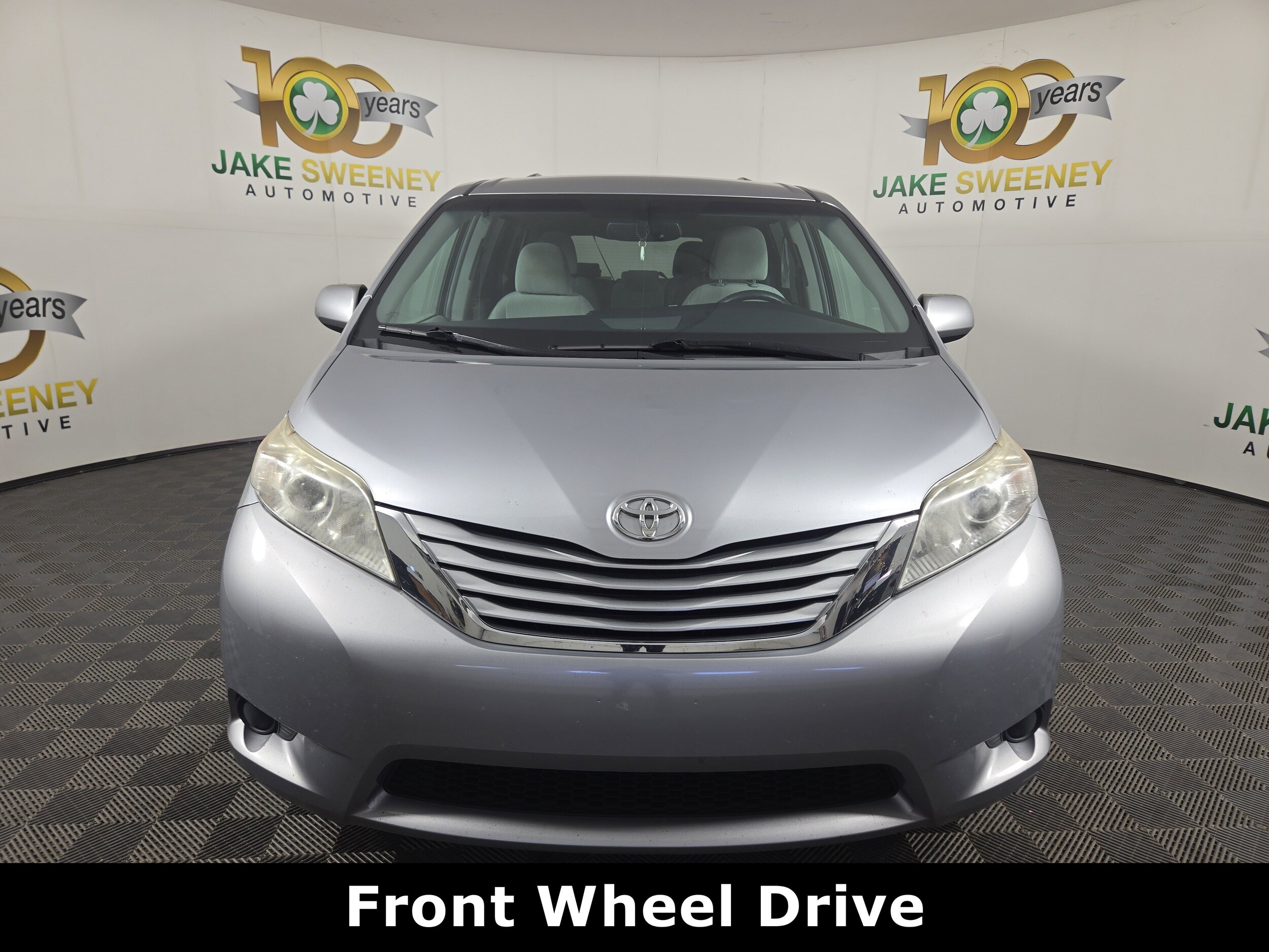 2017 Toyota Sienna LE photo 2