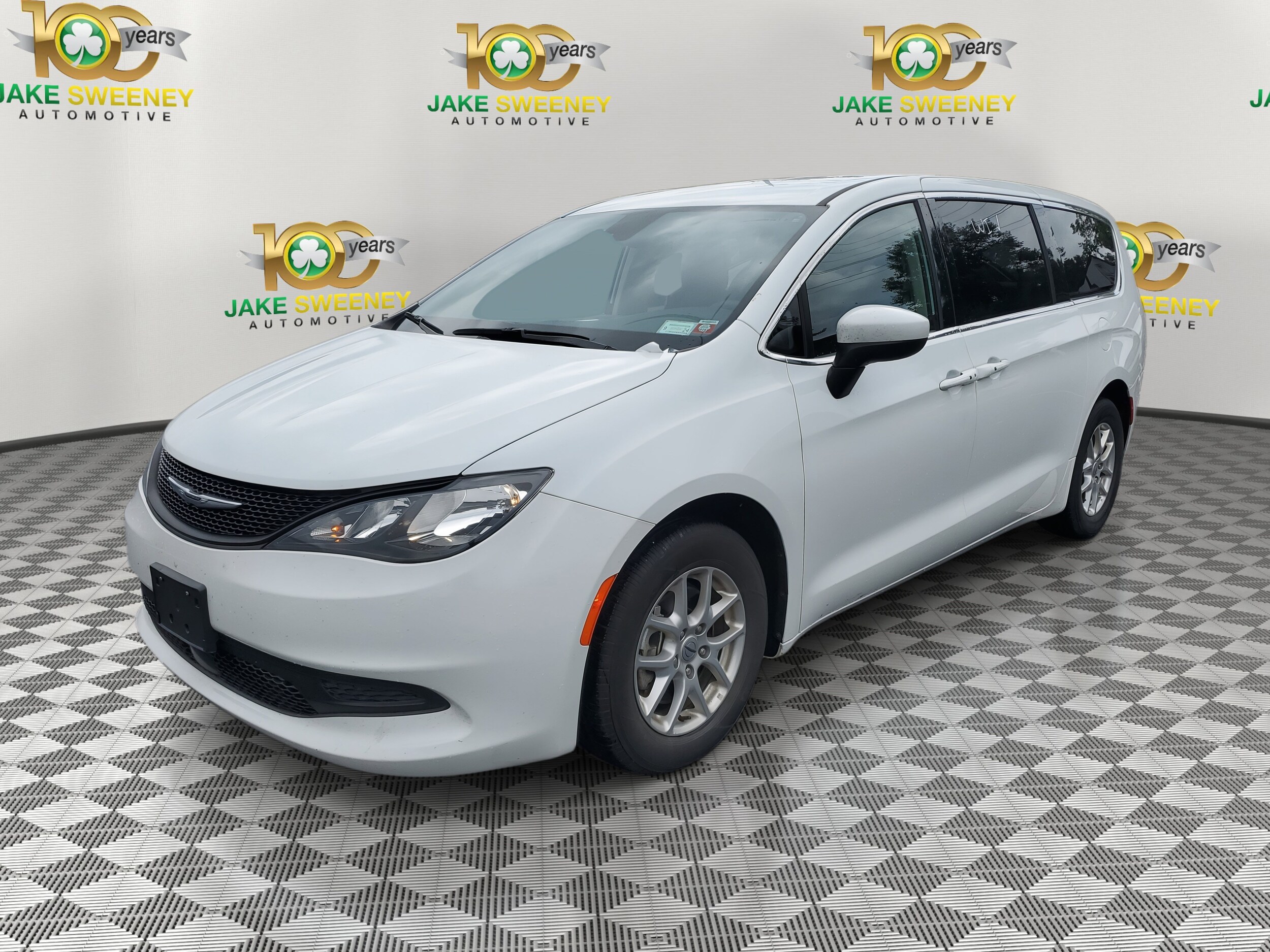 2023 Chrysler Voyager LX photo 2