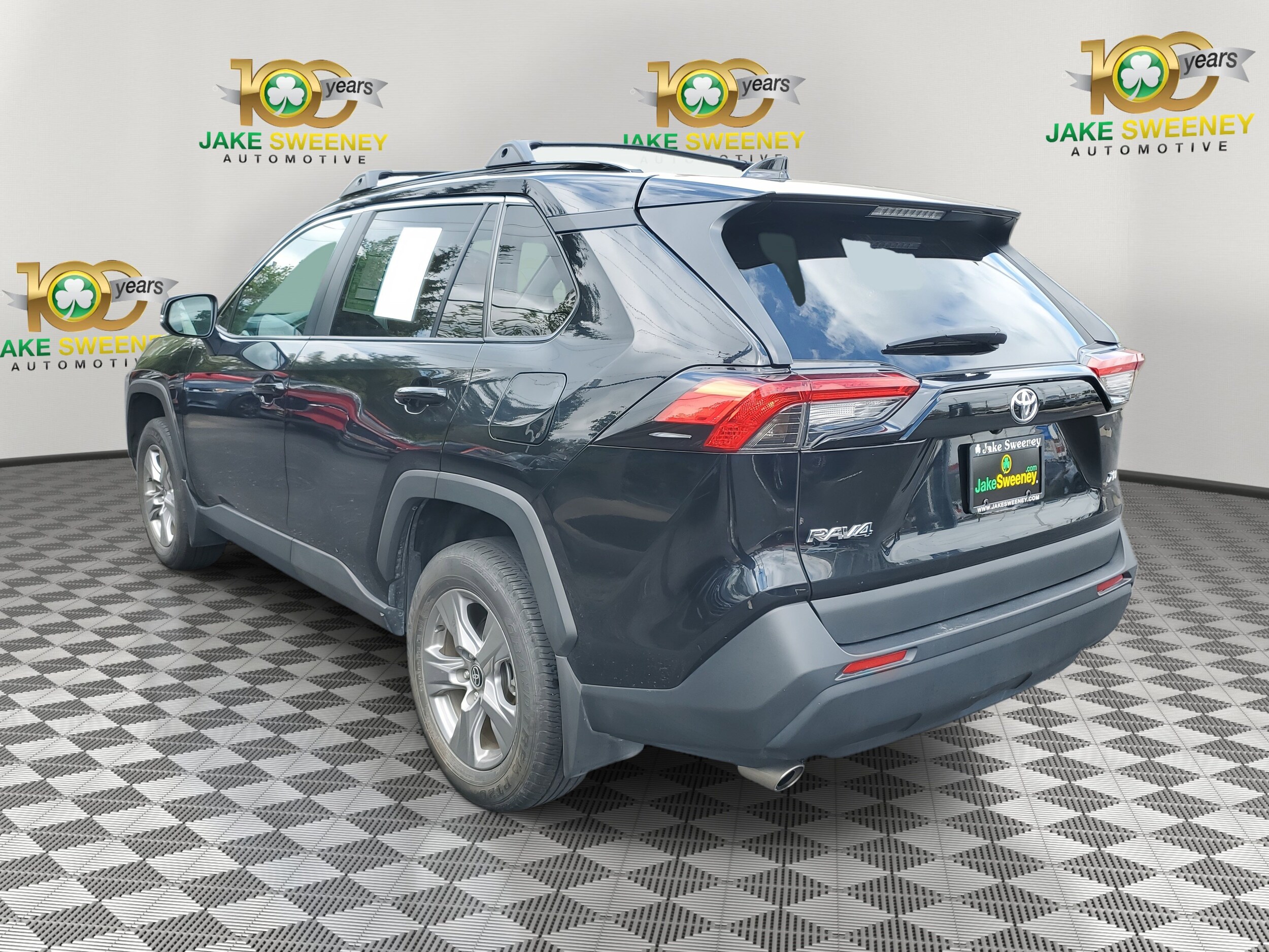 2024 Toyota RAV4 XLE photo 3