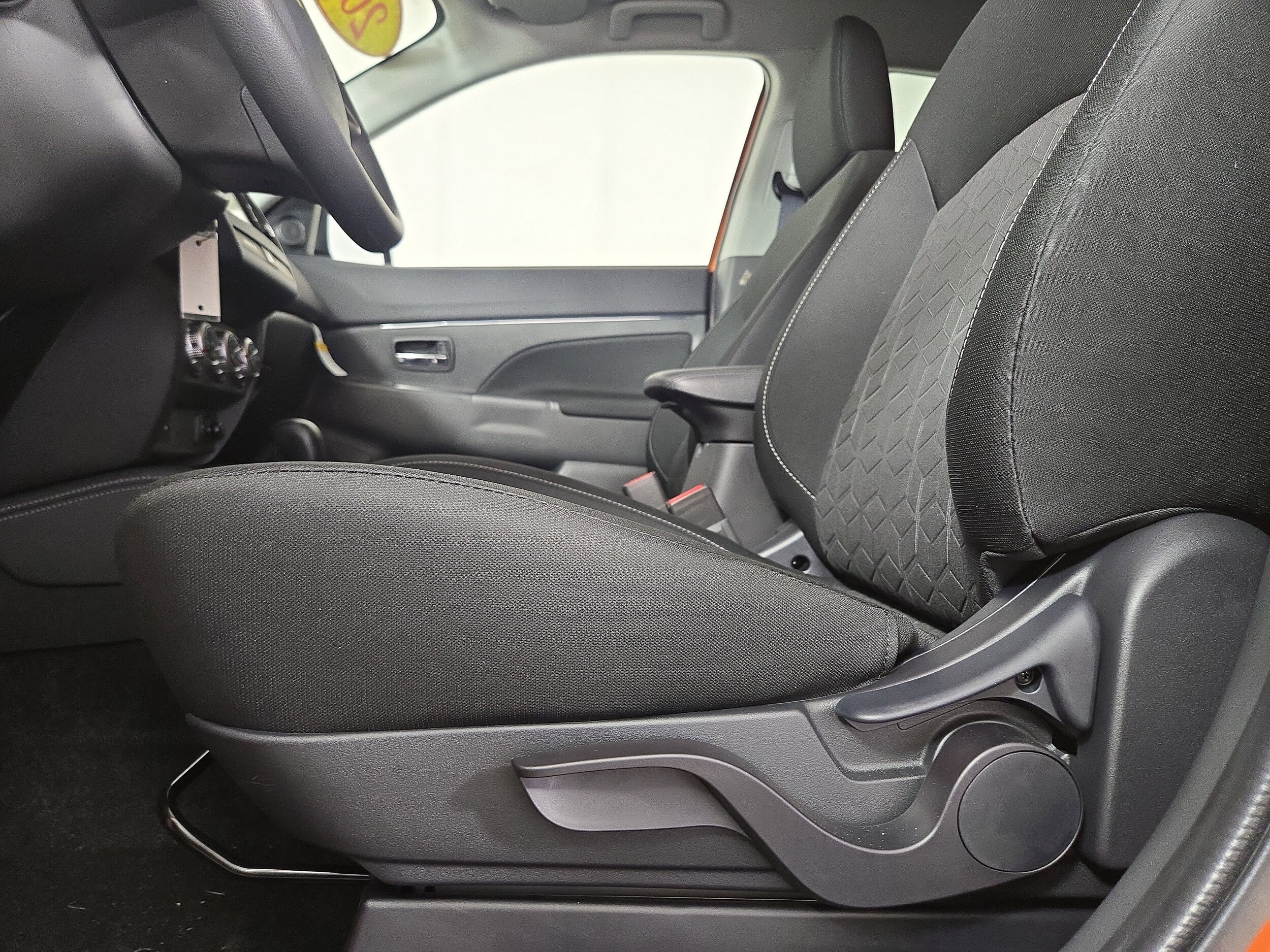 2025 Mitsubishi Outlander Sport ES - Photo 29