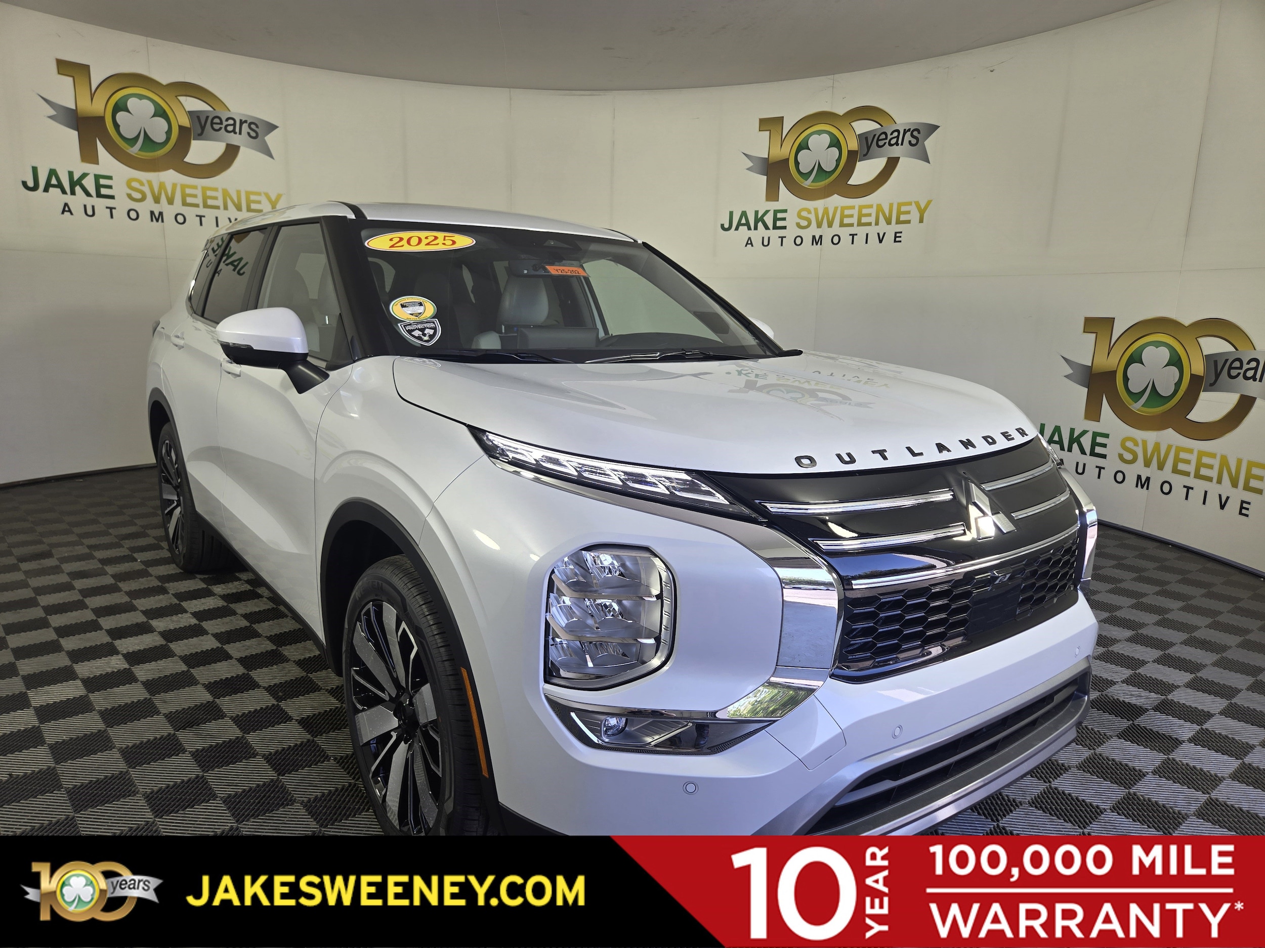 2025 Mitsubishi Outlander SE's photo