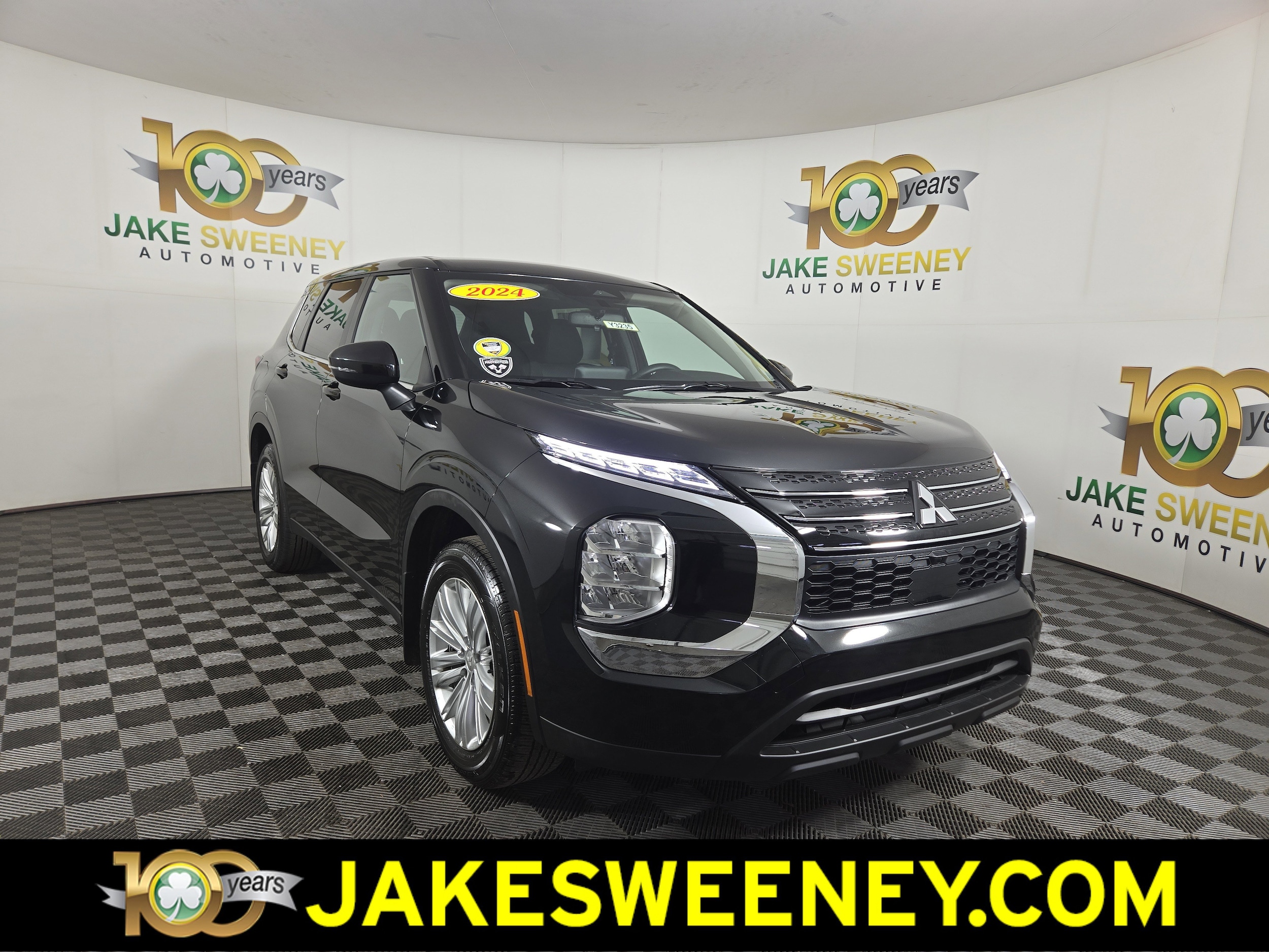 2024 Mitsubishi Outlander ES's photo