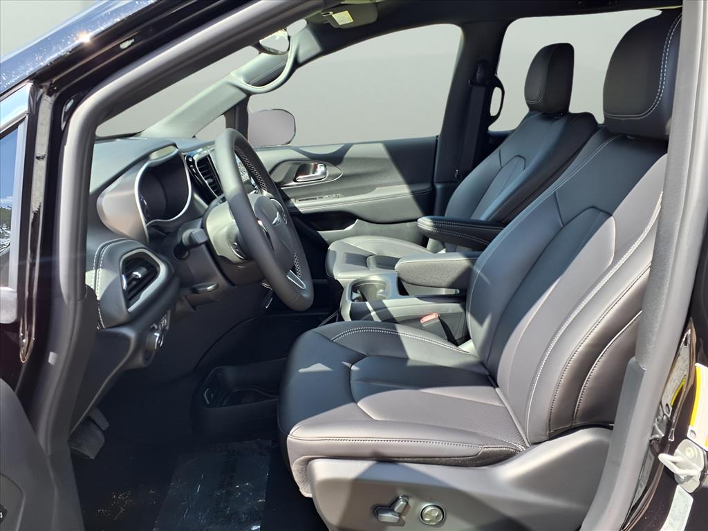 2026 Chrysler Pacifica Select - Photo 18