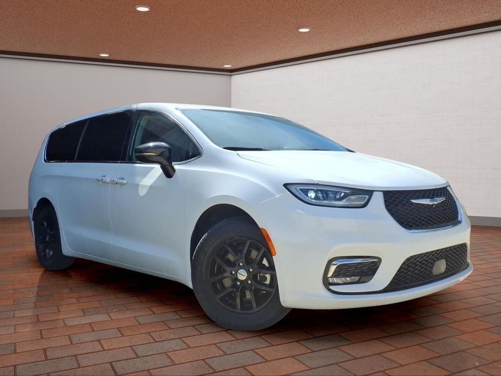 Used 2024 Chrysler Pacifica Touring L Minivan/Van