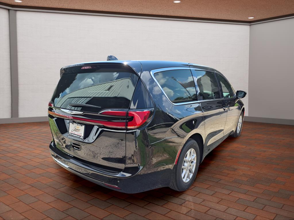 2026 Chrysler Pacifica photo 3